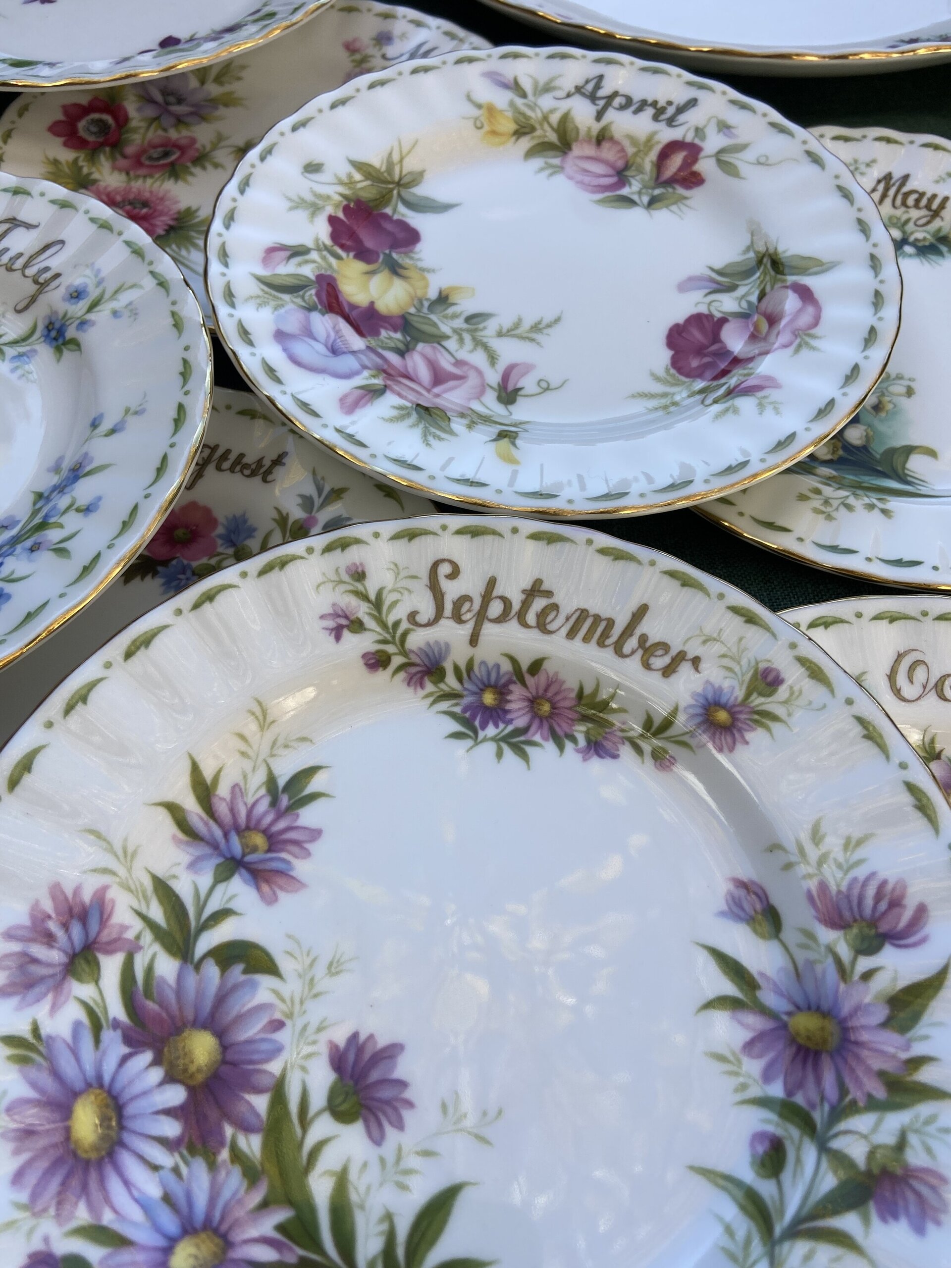 Fuente redonda y 12 platos de merienda en porcelana Bone China "Royal Albert" - 3