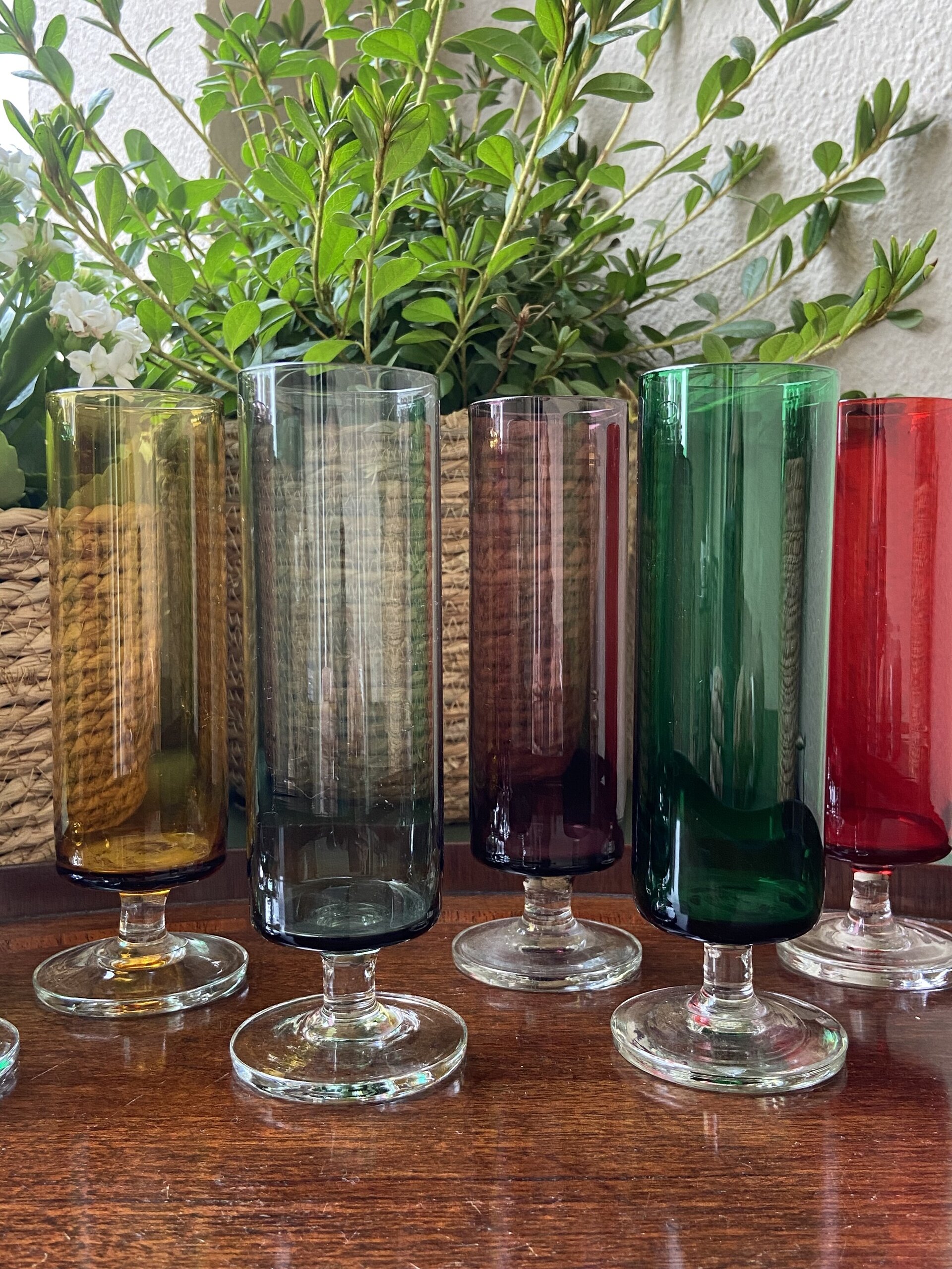 7 copas de cava en vidrio de diferentes colores. - 2