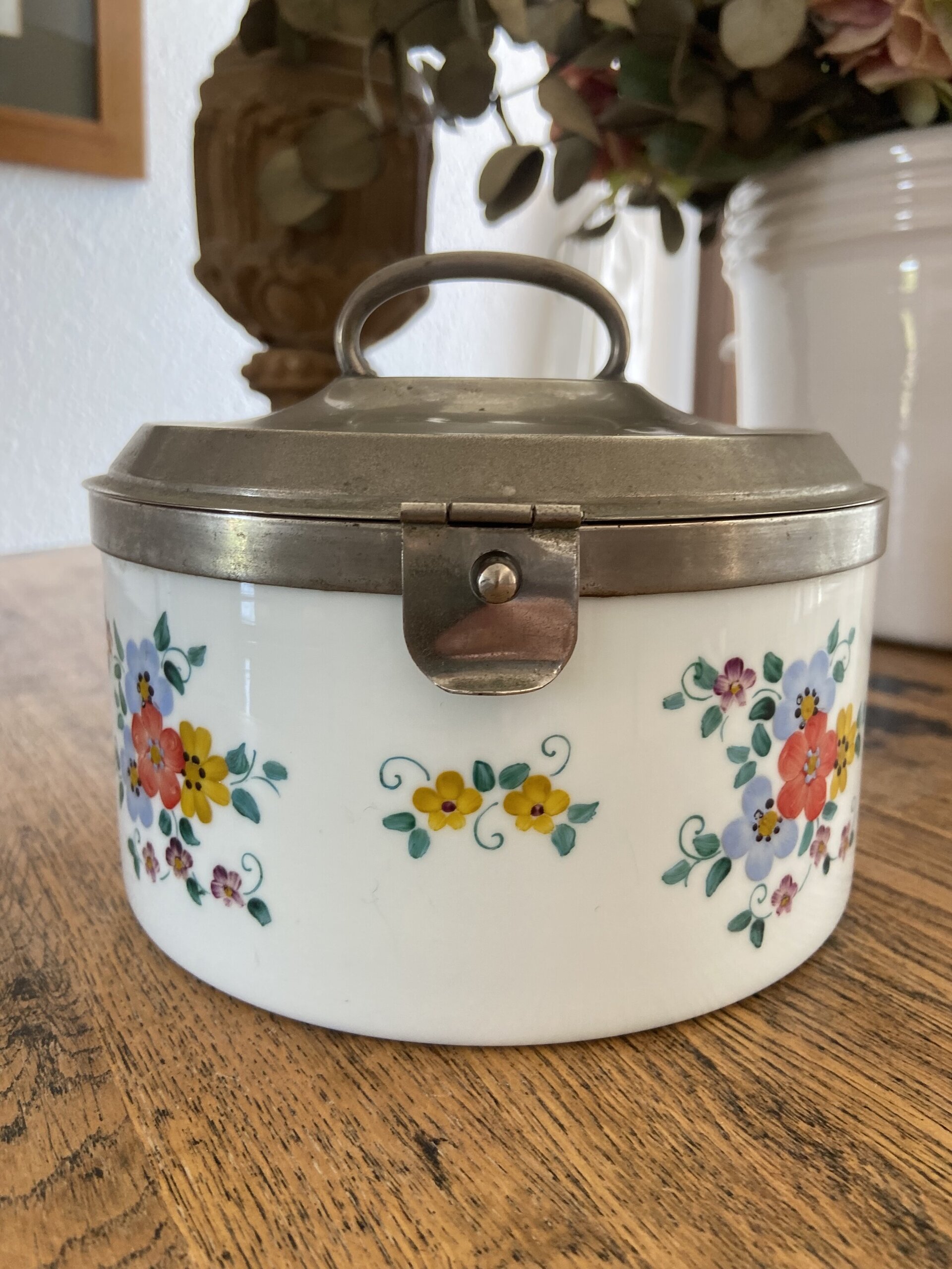 Galletero en porcelana con tapa y asa de metal - 6