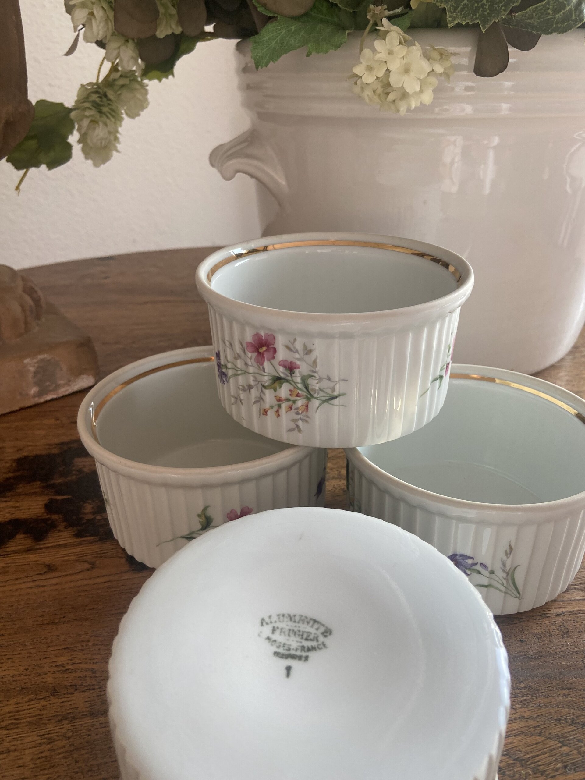 4 boles en porcelana francesa "Aluminite Frugiere" de Limoges. - 4