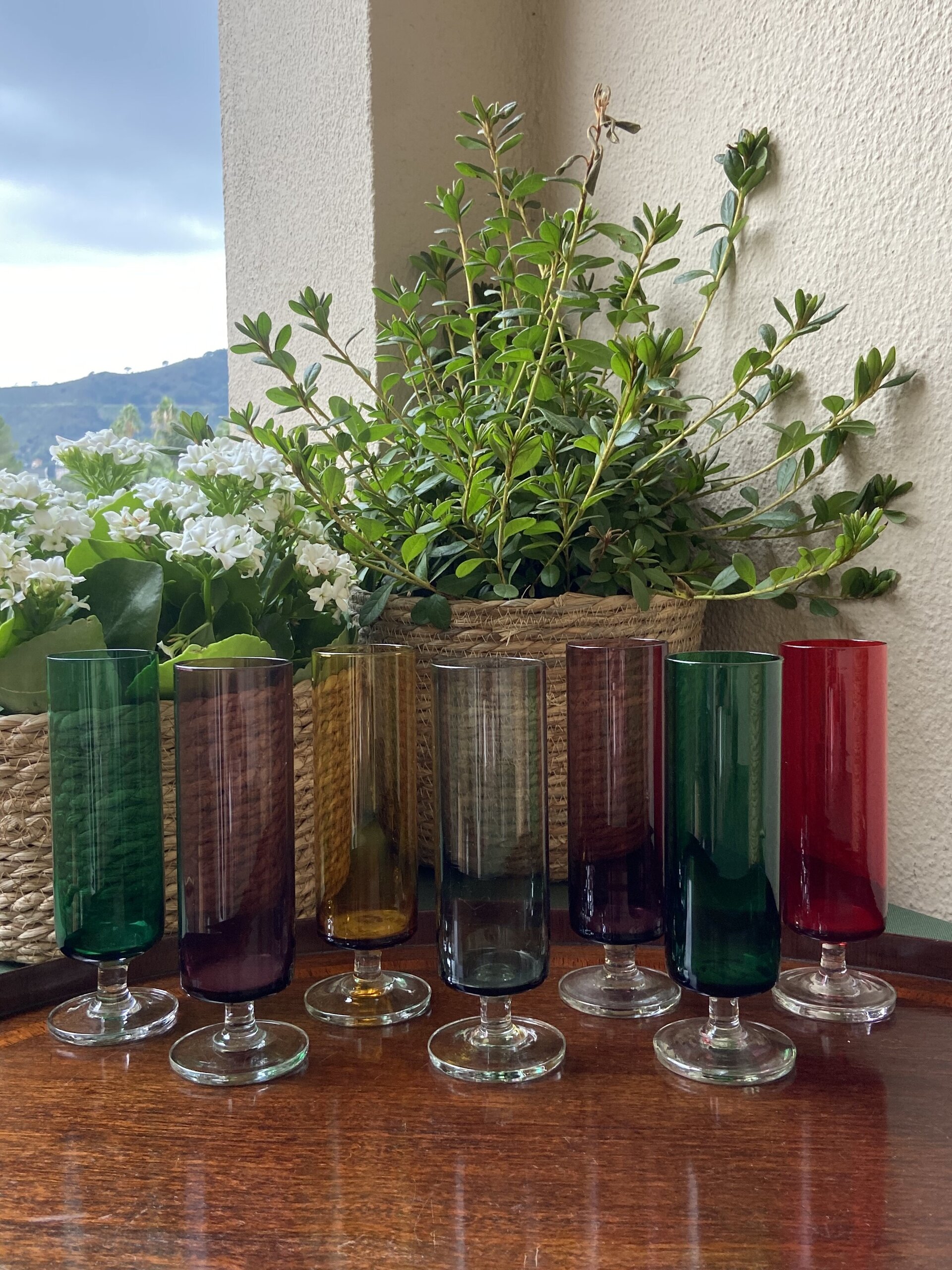 7 copas de cava en vidrio de diferentes colores. - 1