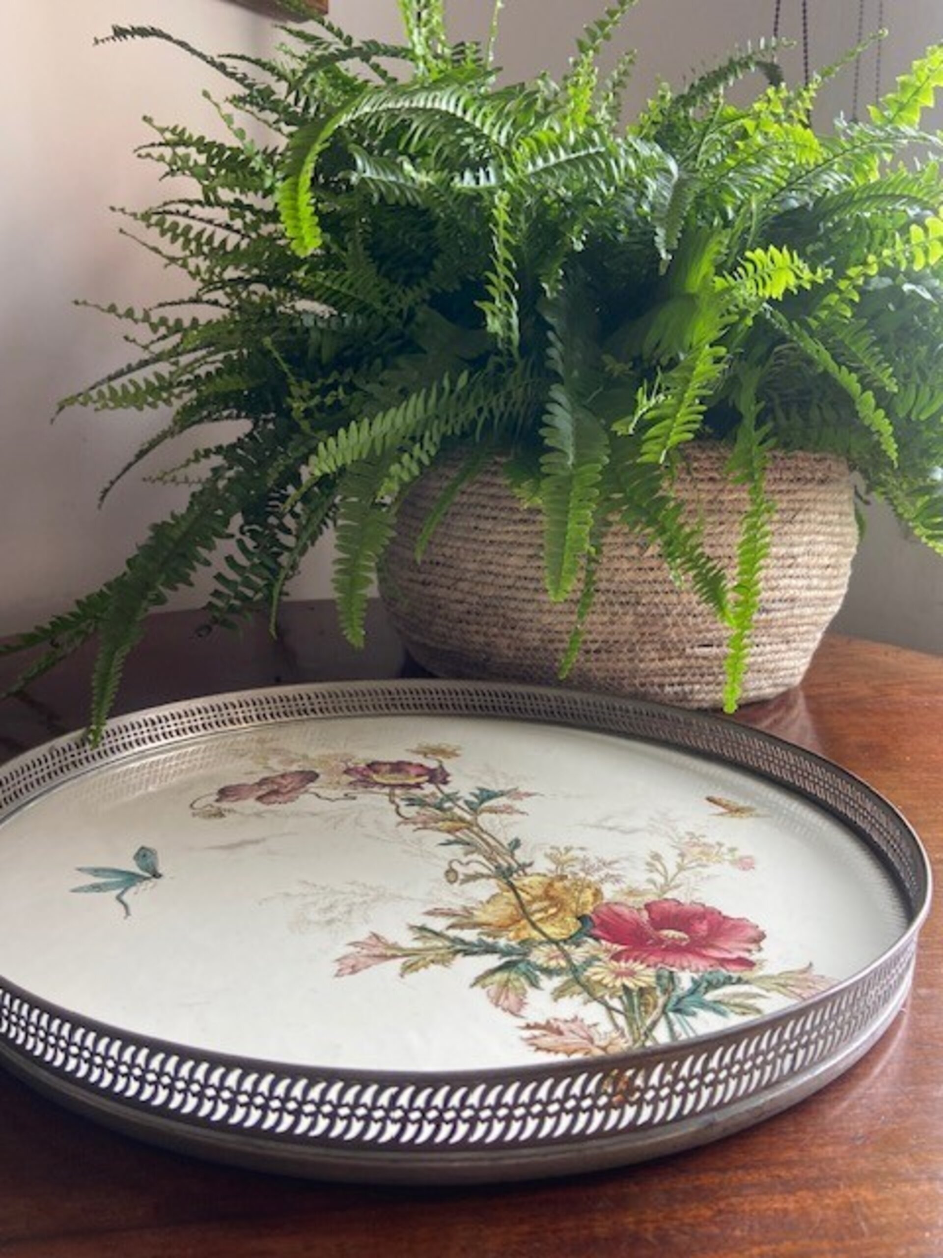 Bandeja redonda en cerámica "Mayólica" y barandilla de metal - 1