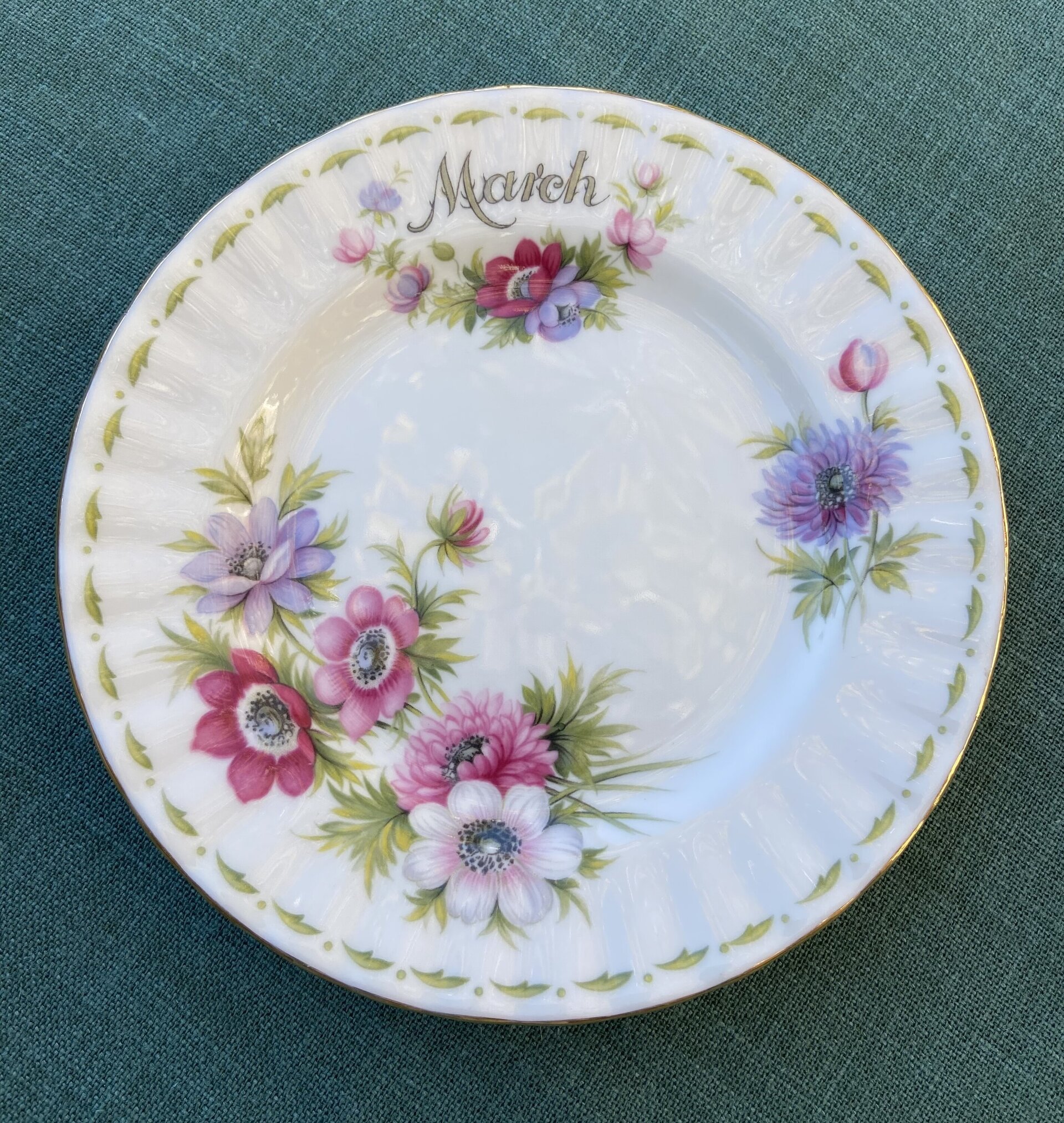 Fuente redonda y 12 platos de merienda en porcelana Bone China "Royal Albert" - 8