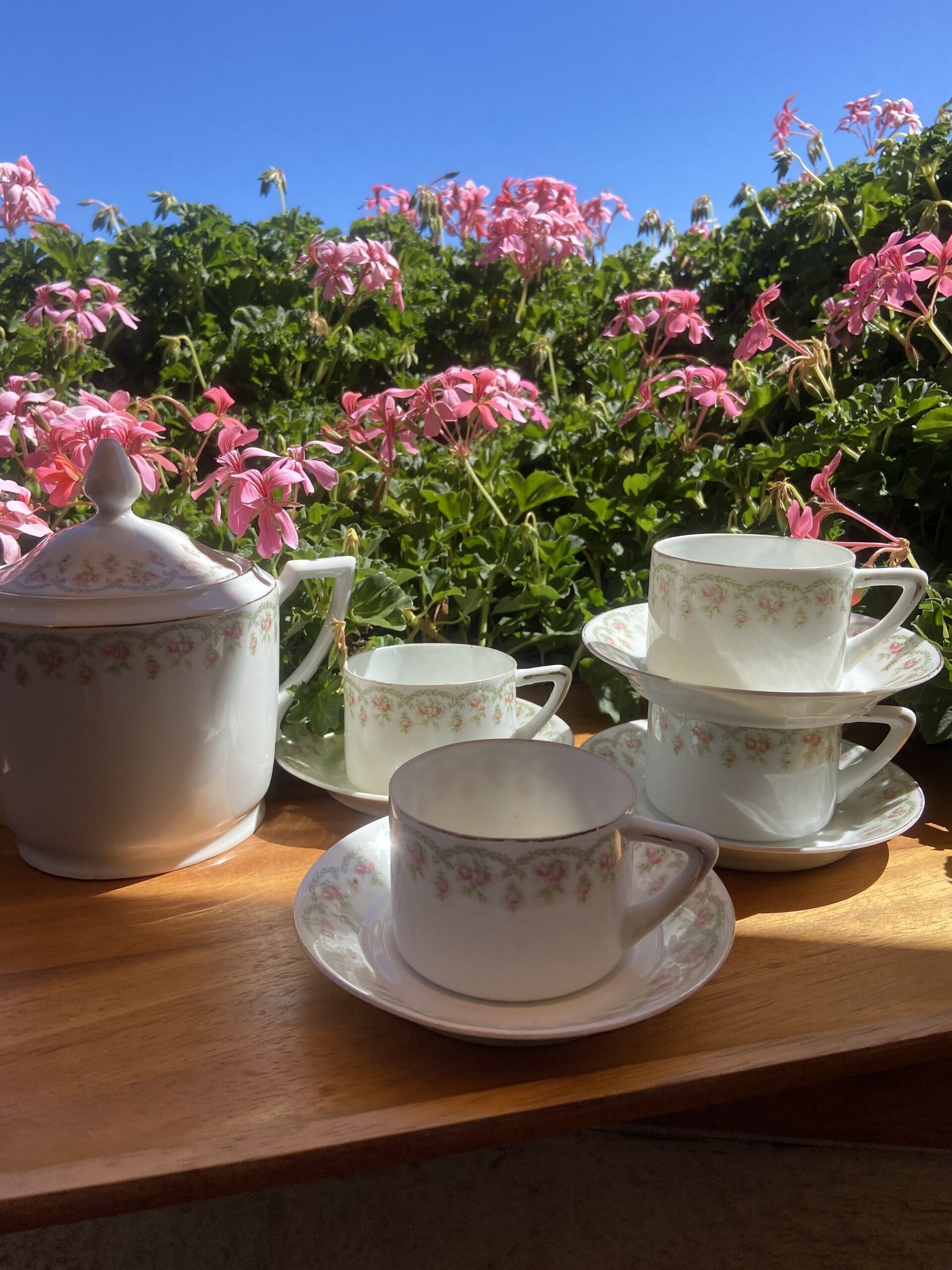 4 tazas de té/ café y azucarero en porcelana de Slovaquia "Union T". - 2