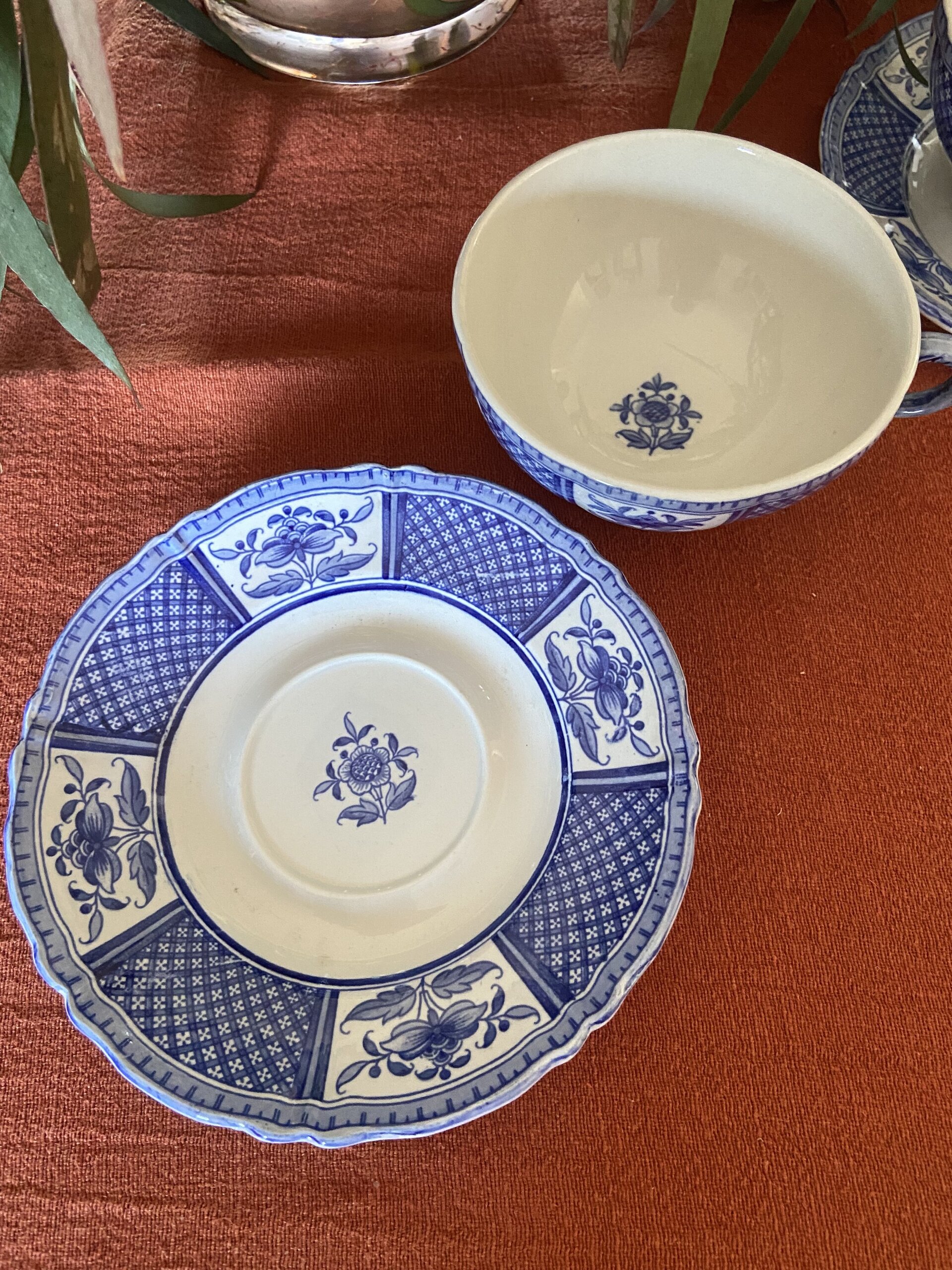 2 trios con taza de té en loza francesa "Sarreguemines". - 4