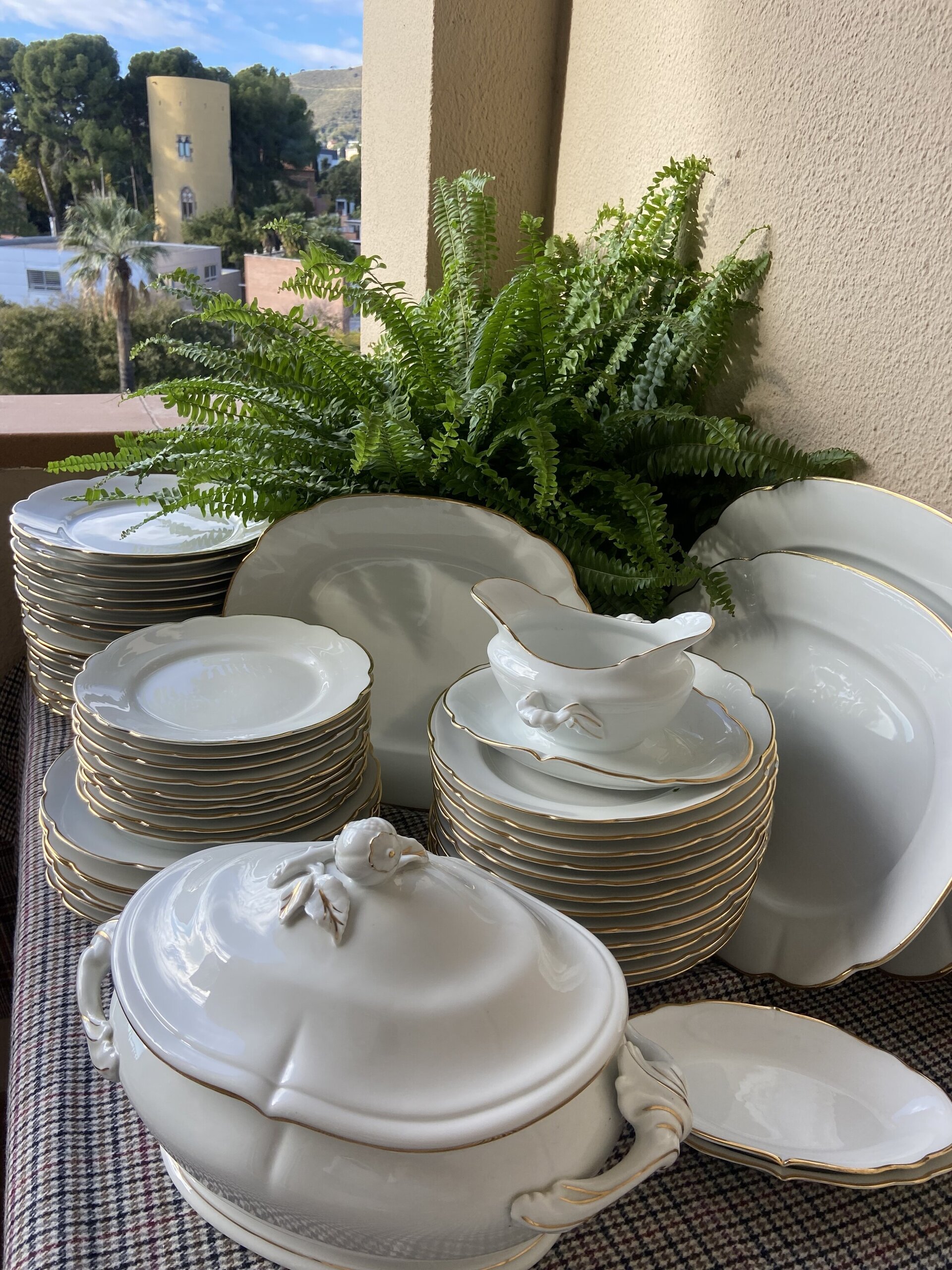 Vajilla en porcelana blanca con filo dorado "Bidasoa". - 3