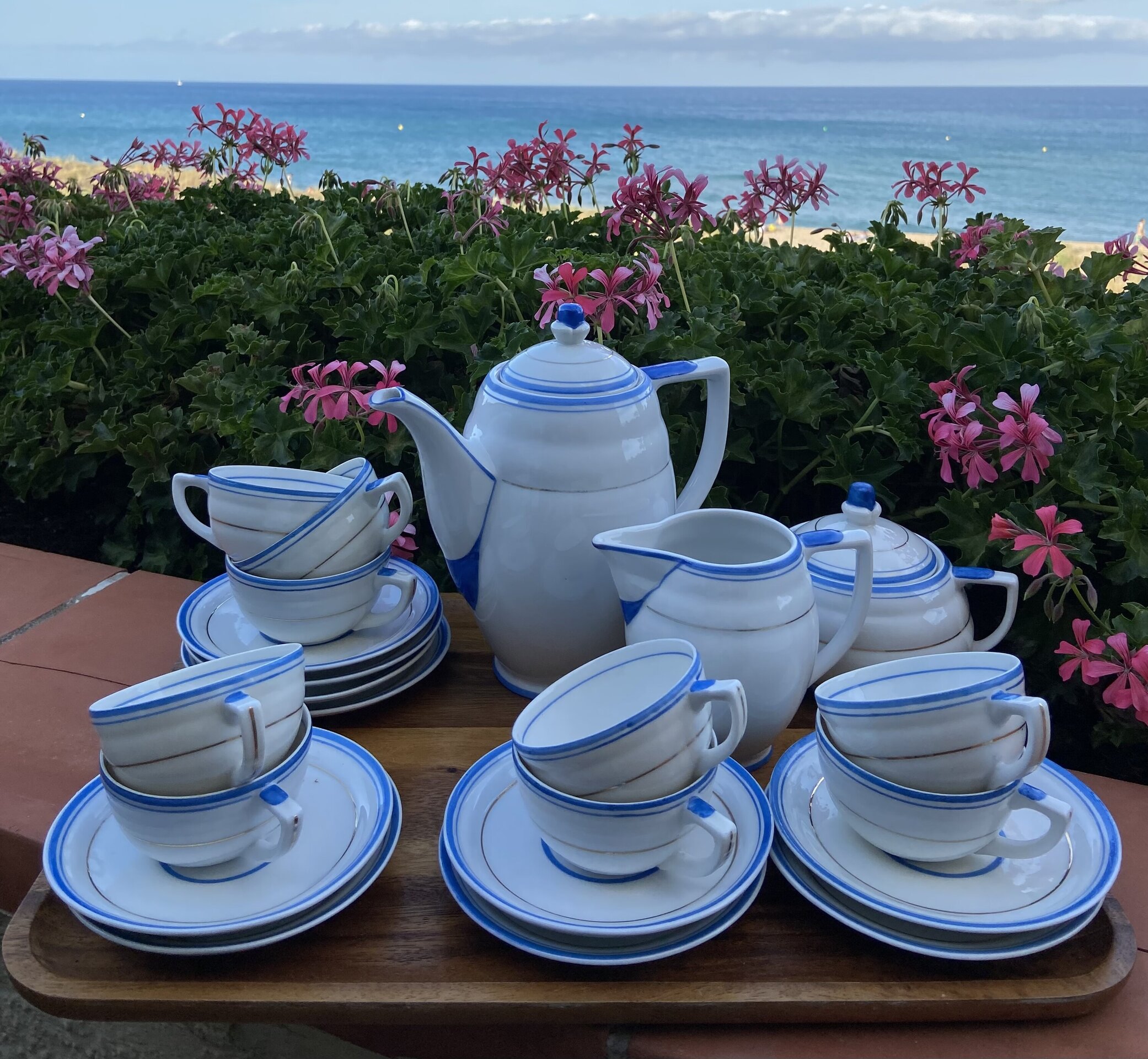 Juego de cafe  Vintage en  porcelana blanca y vivo azul. - 3