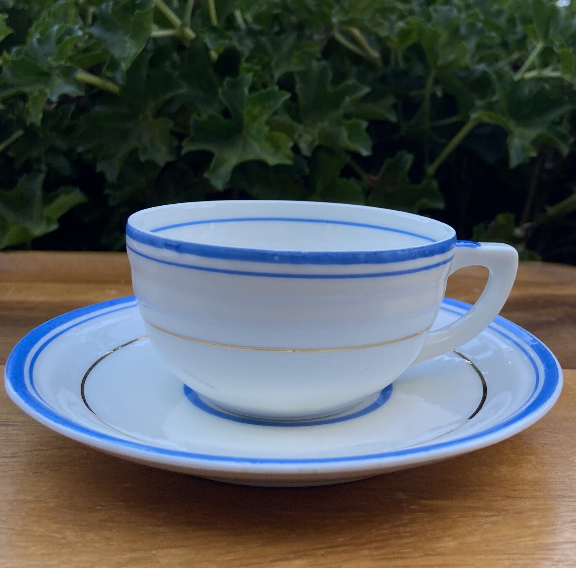 Juego de cafe  Vintage en  porcelana blanca y vivo azul. - 2