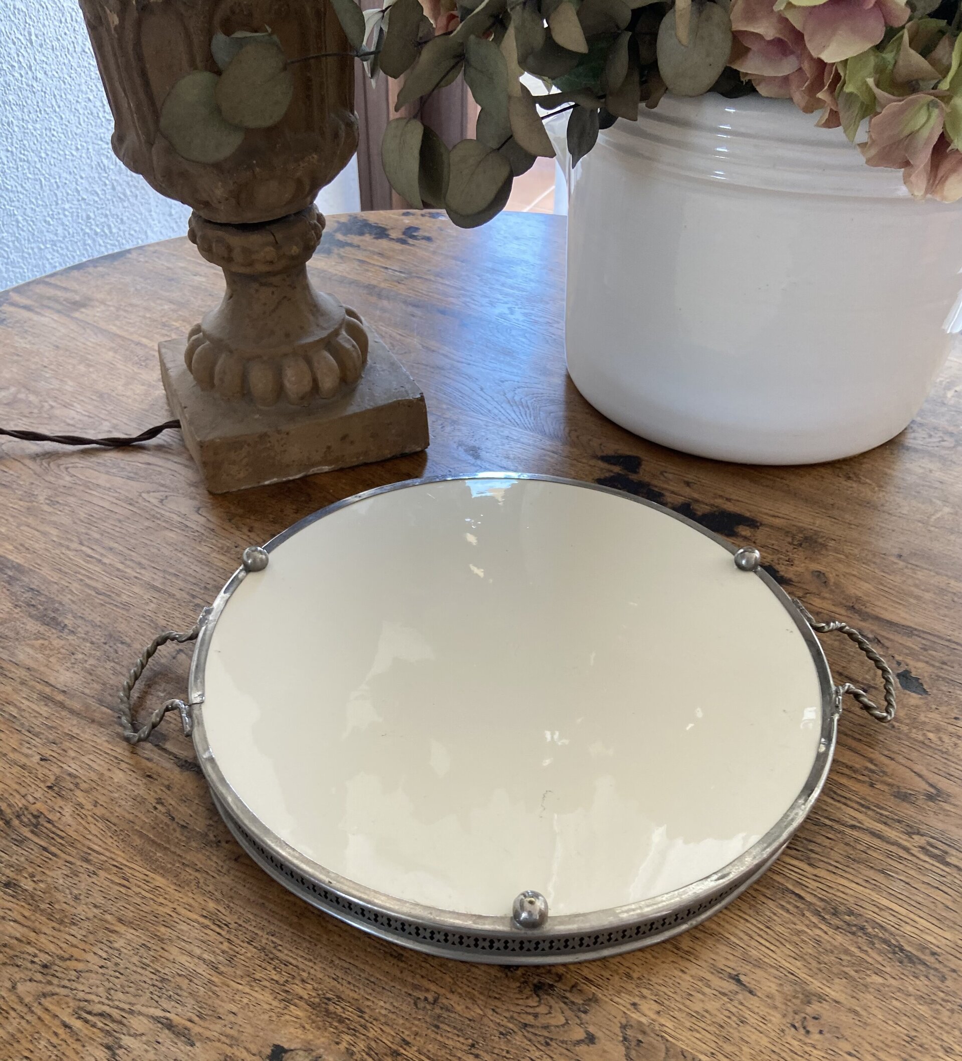 Bandeja en cerámica Mayolica redonda con barandilla y asas de metal. - 5