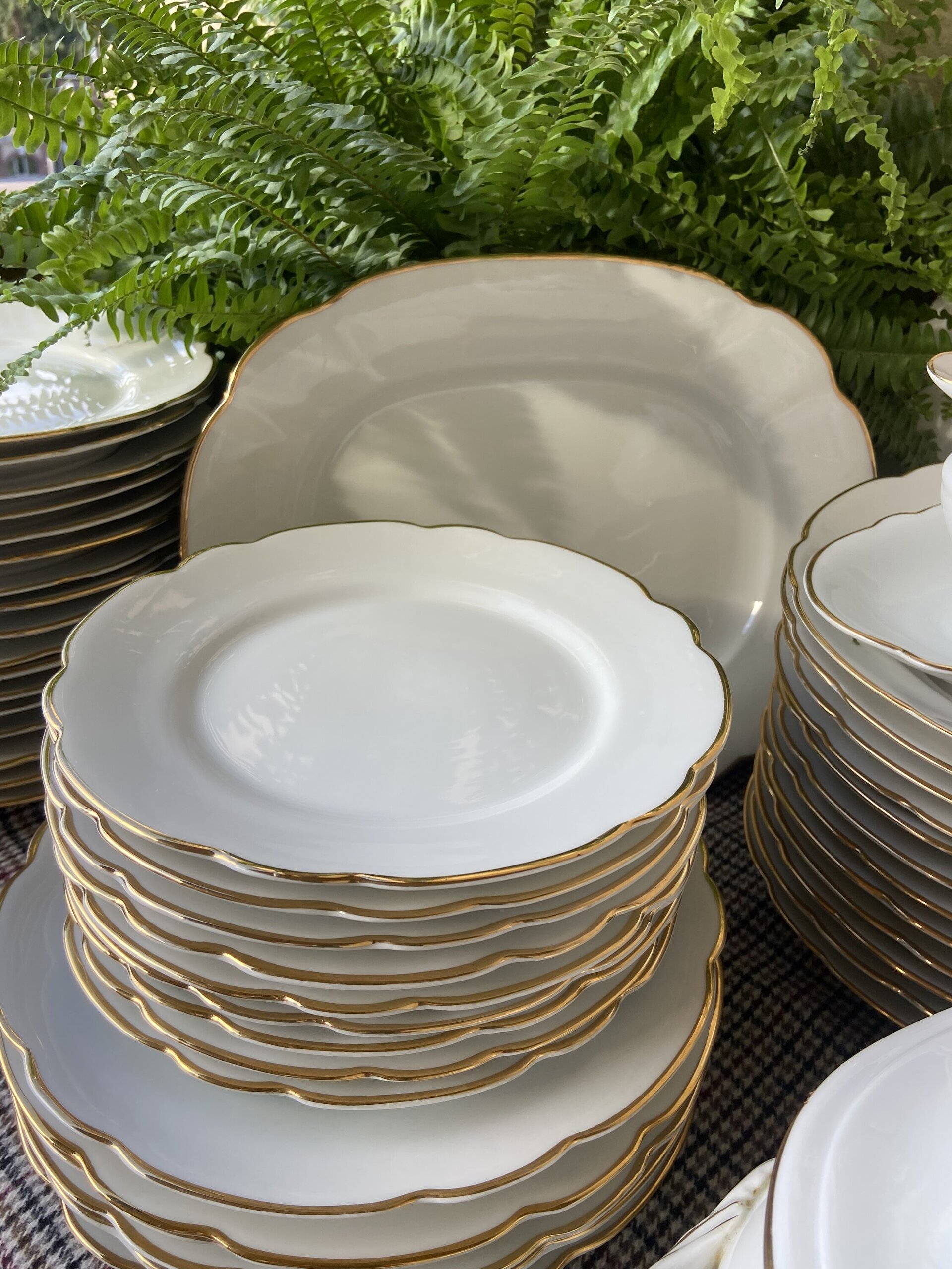 Vajilla en porcelana blanca con filo dorado "Bidasoa". - 2