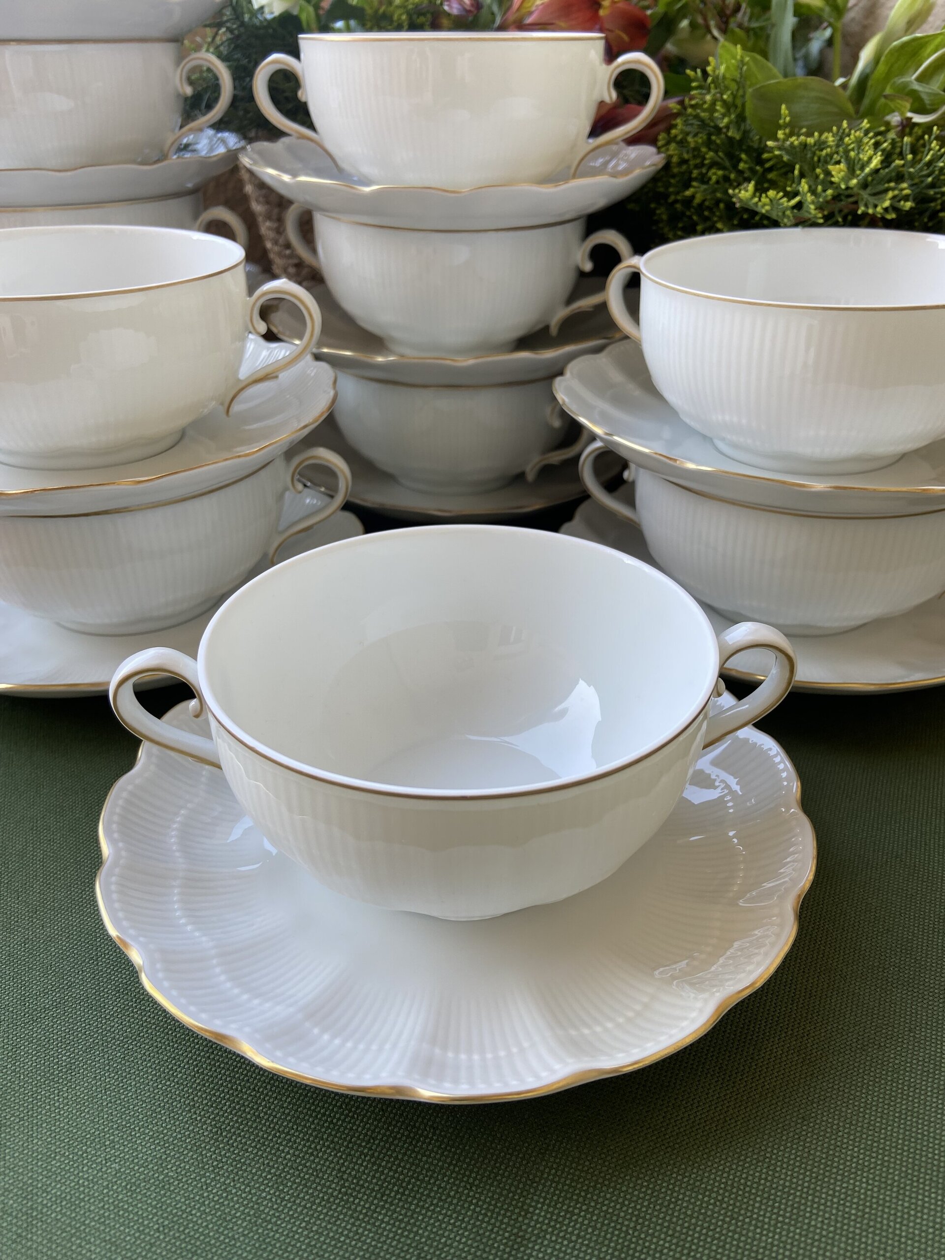 12 tazas de consomé en porcelana alemana "Kaiser". - 3