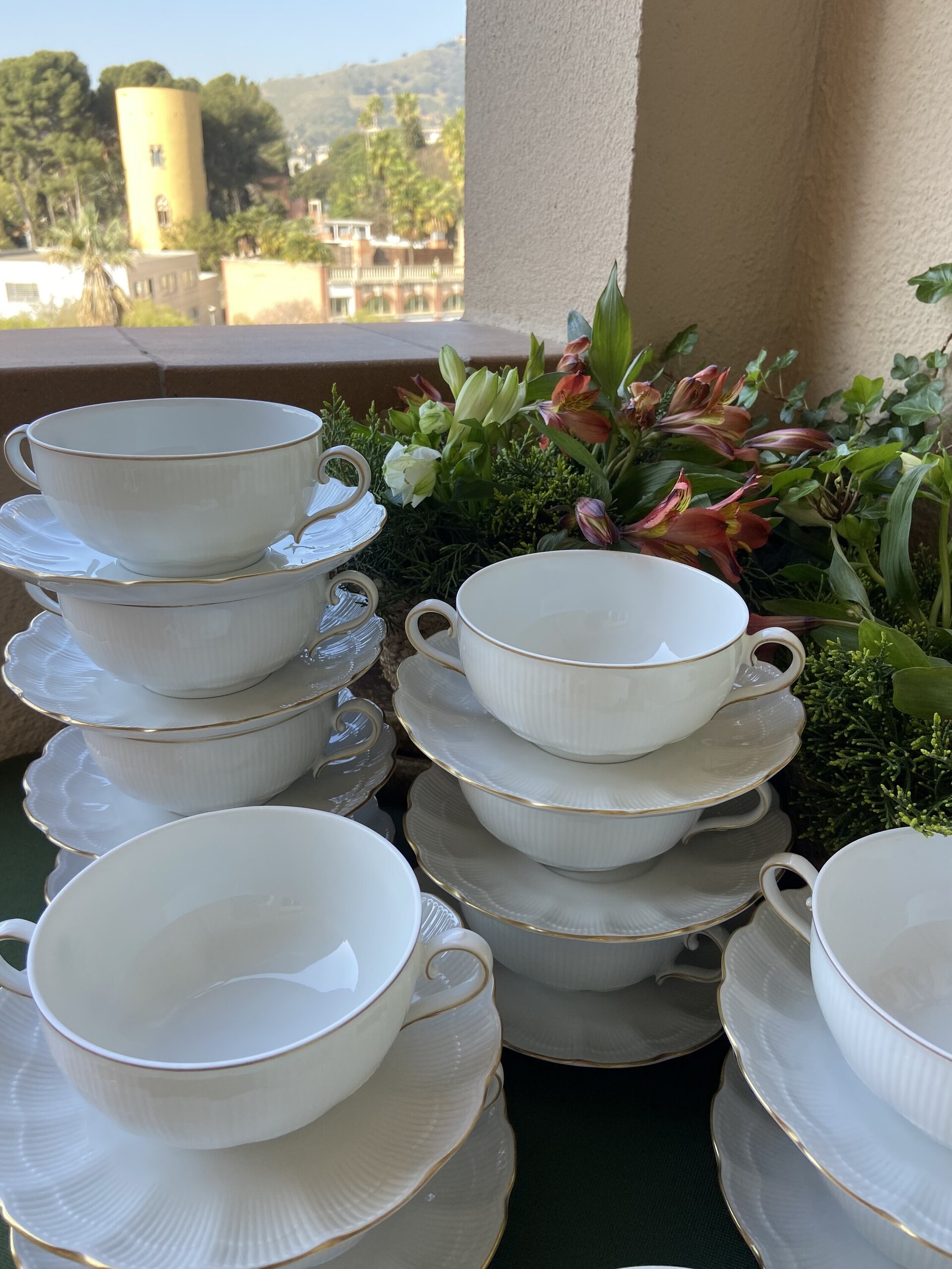 12 tazas de consomé en porcelana alemana "Kaiser". - 4