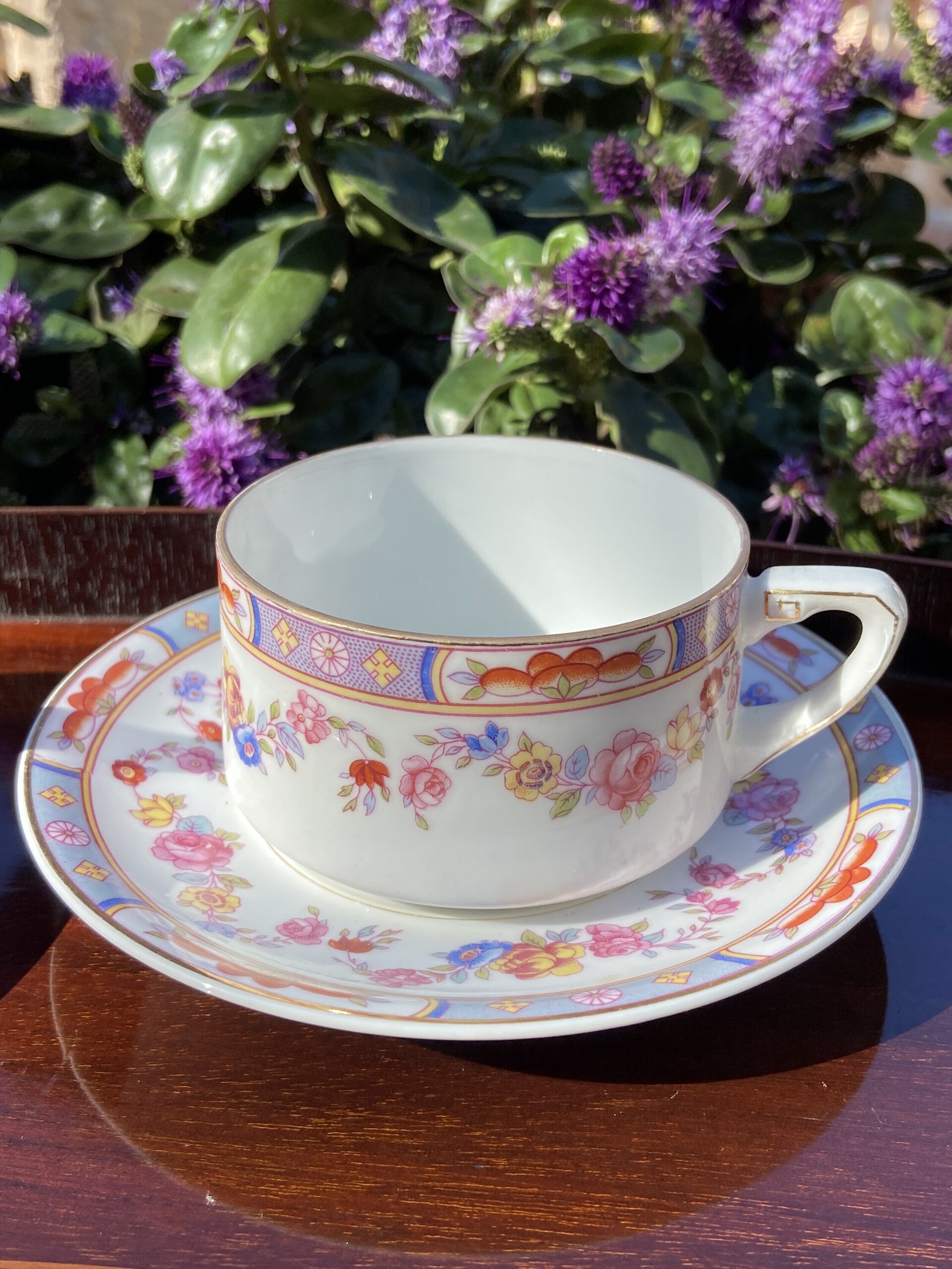 Pareja de tazas con plato en fina porcelana. - 3