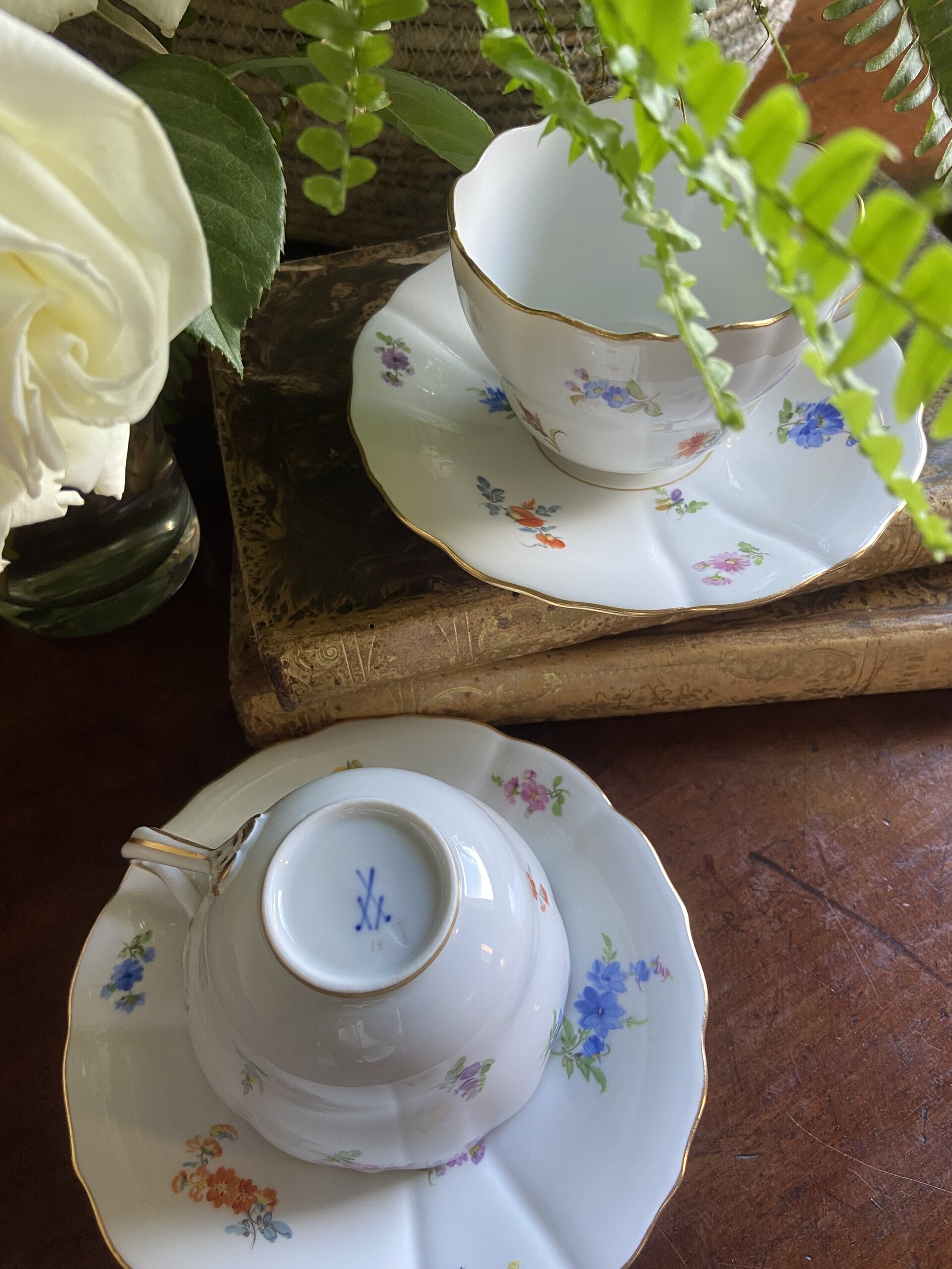 Pareja de tazas de té en porcelana alemana "Meissen". - 4