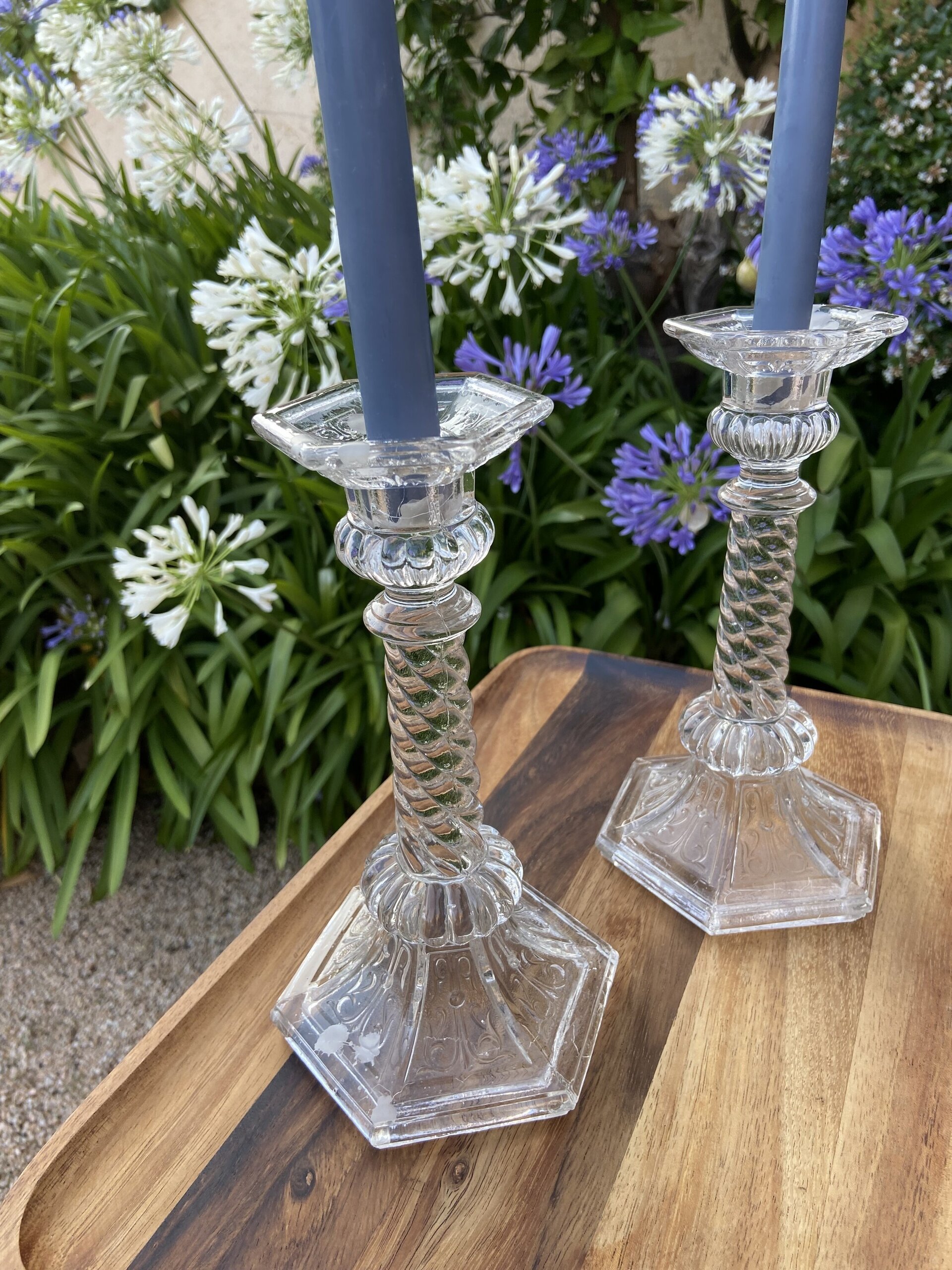 Pareja candelabros en vidrio prensado. - 1