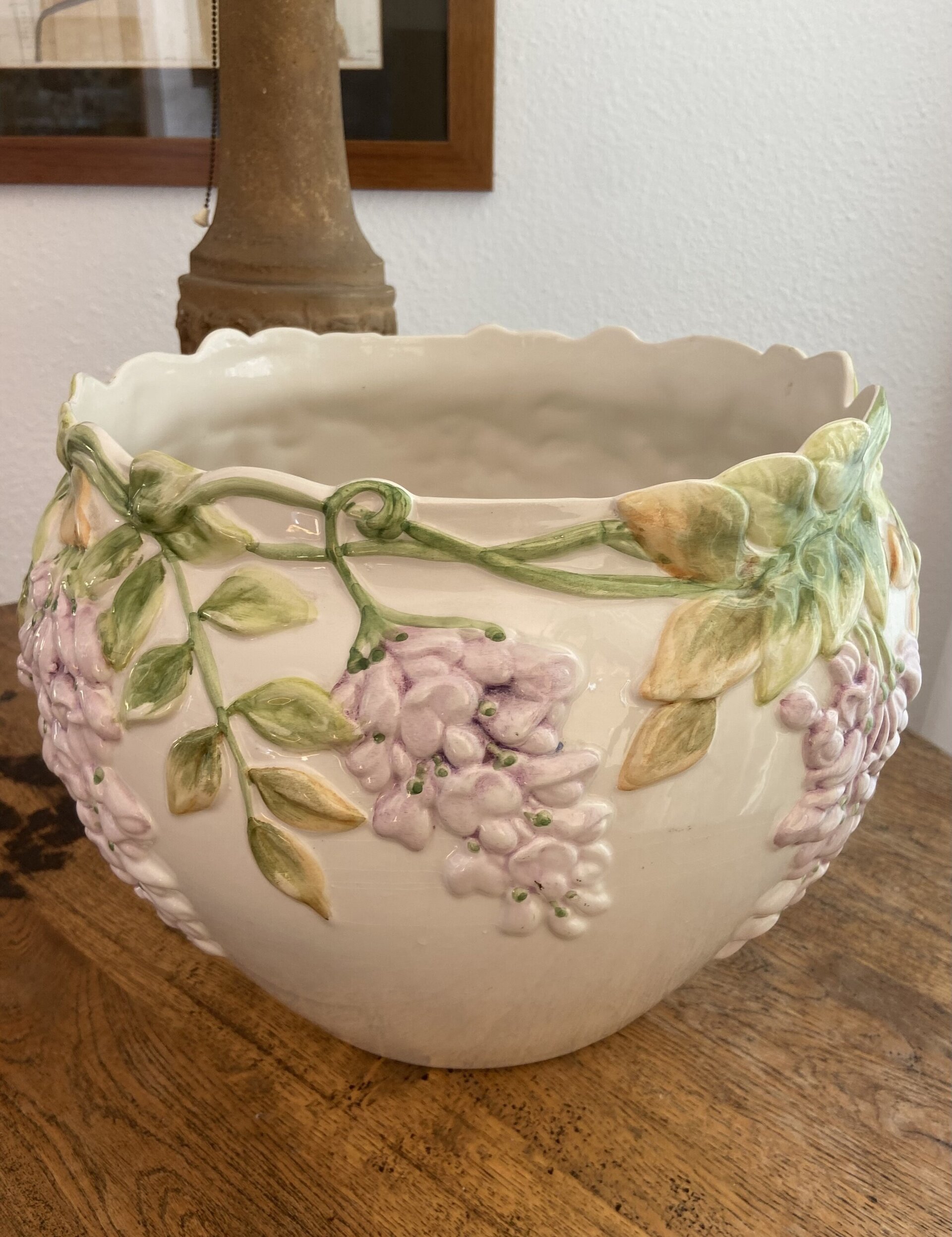 Macetero en loza italiana con glicina en relieve. - 3