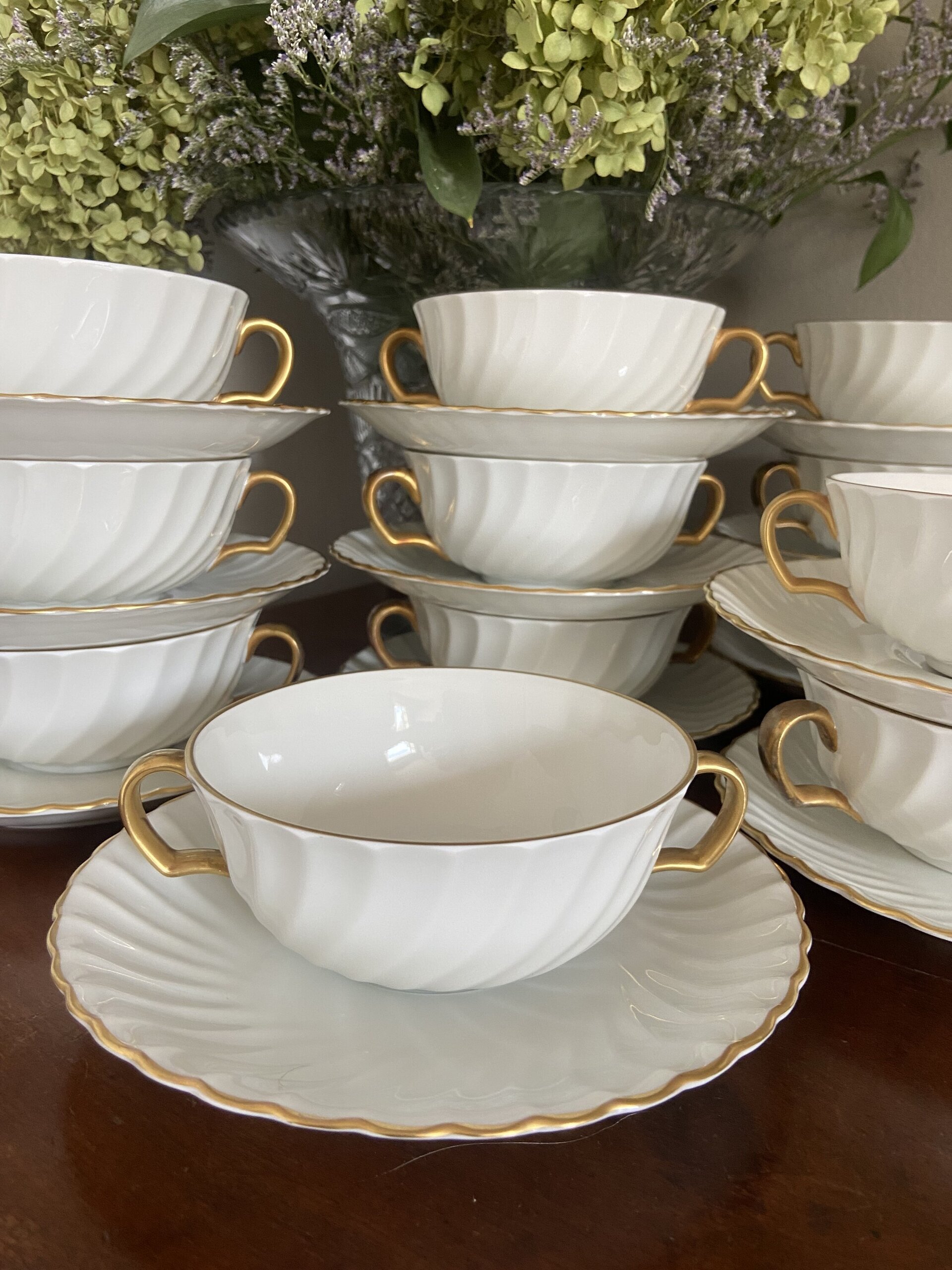 12 tazas de consomé con plato en porcelana "Bidasoa". - 2
