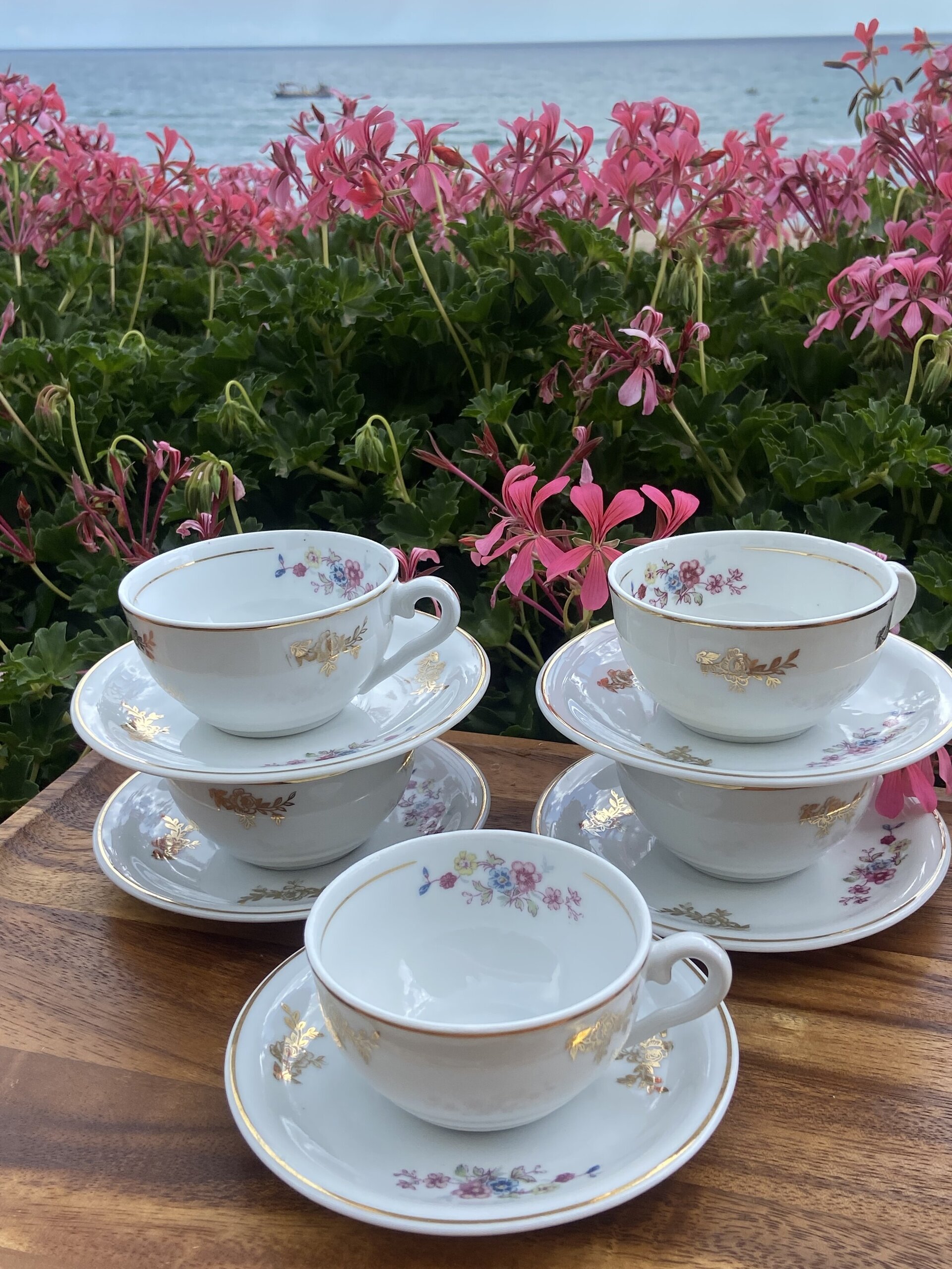 5 tazas cafe en pocelana decoradas con florecitas. - 2