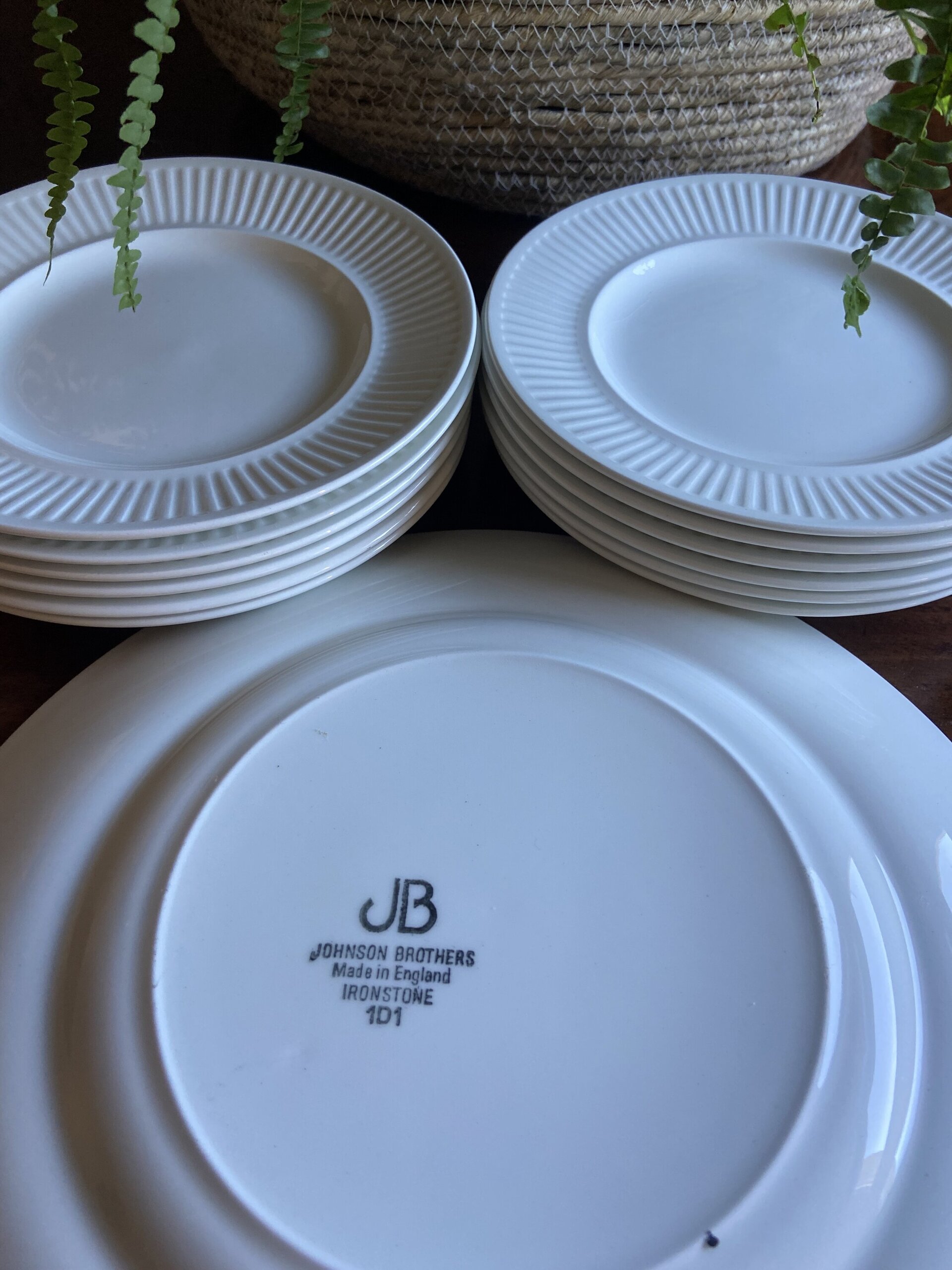 Fuente redonda y 12 platos en loza inglesa "Johnson Bros". - 3