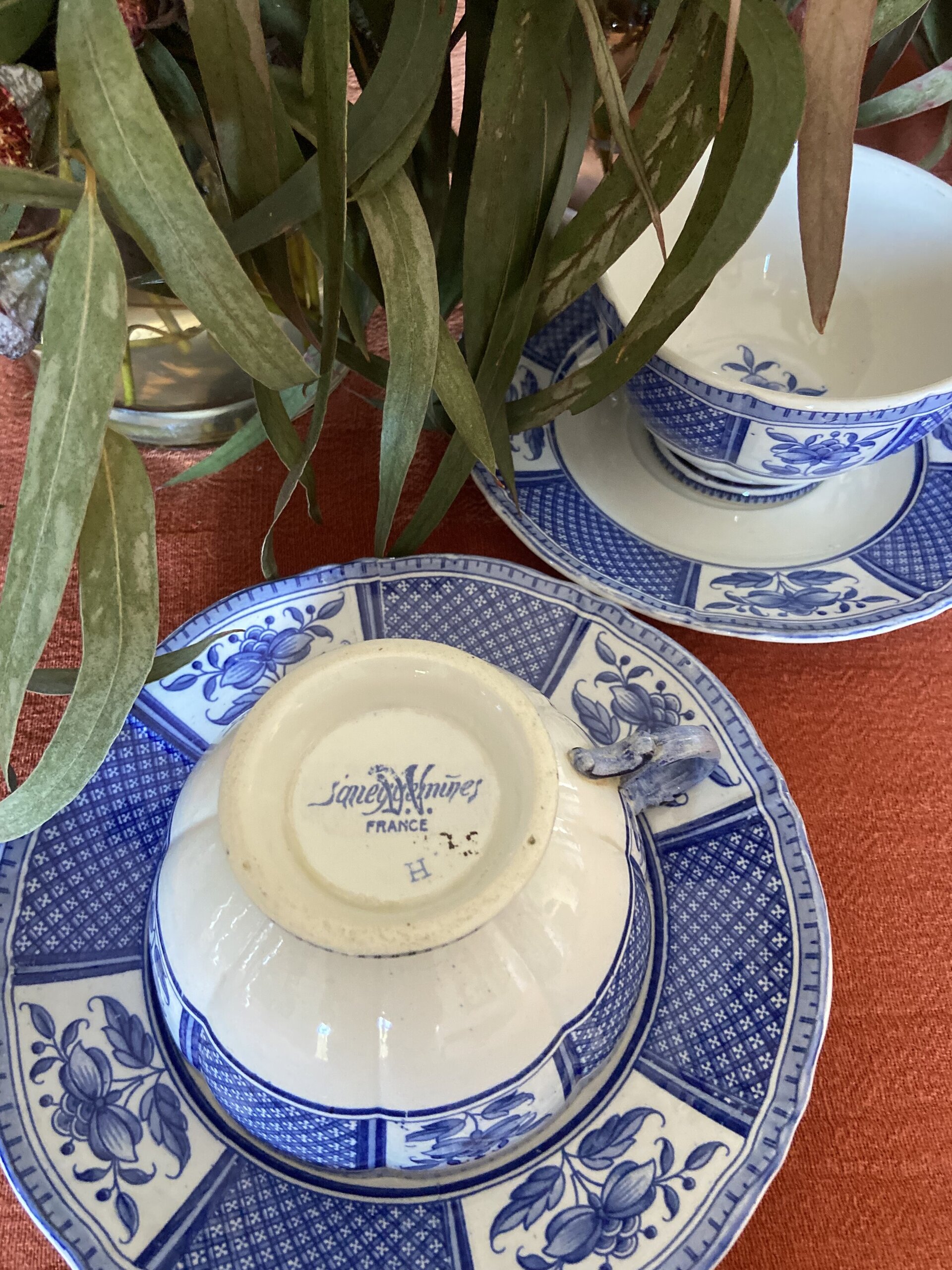 2 trios con tazas de desayuno loza francesa "Sarreguemines". - 6