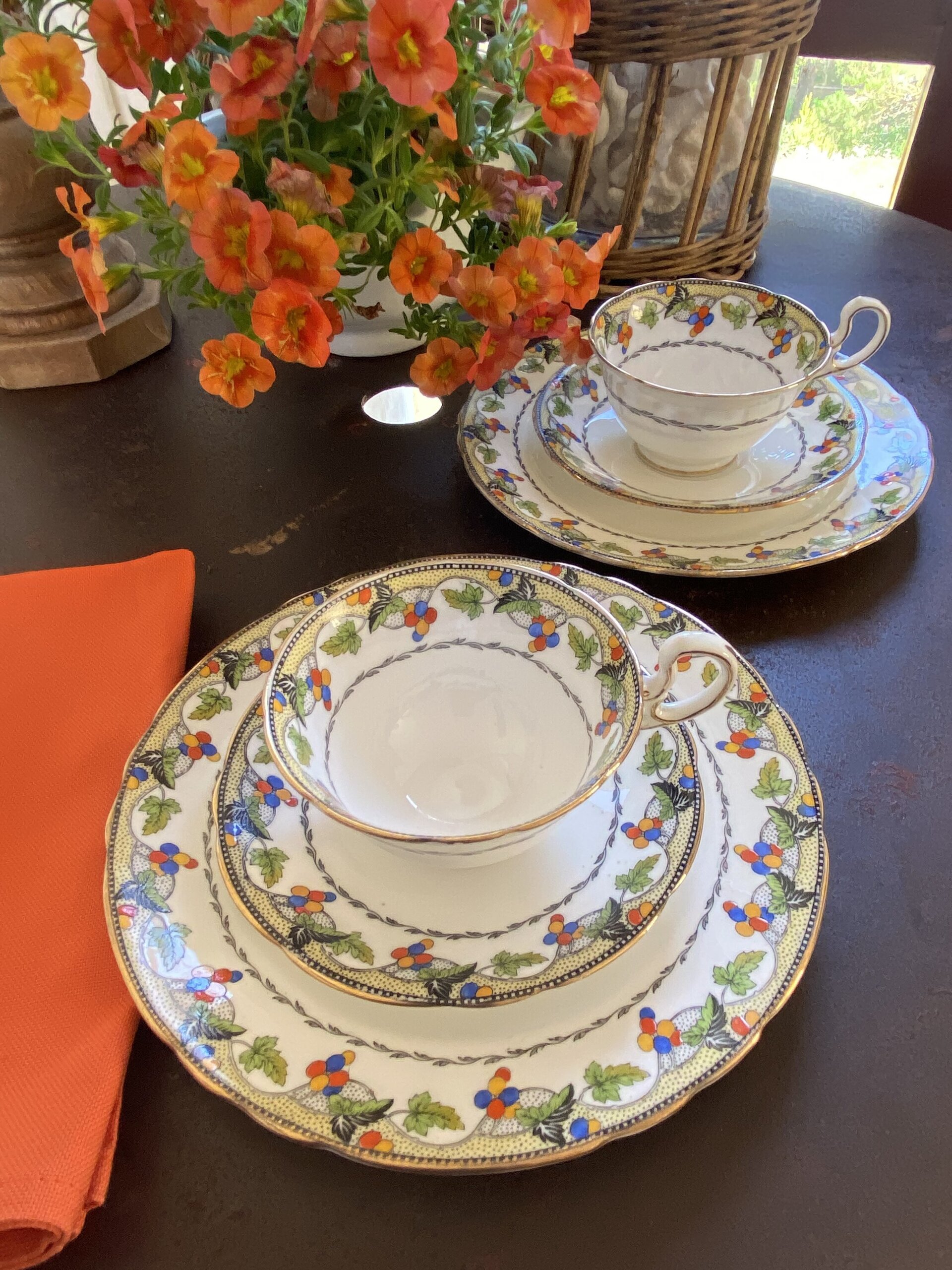 2 trios en porcelana inglesa "Ansley" - 1