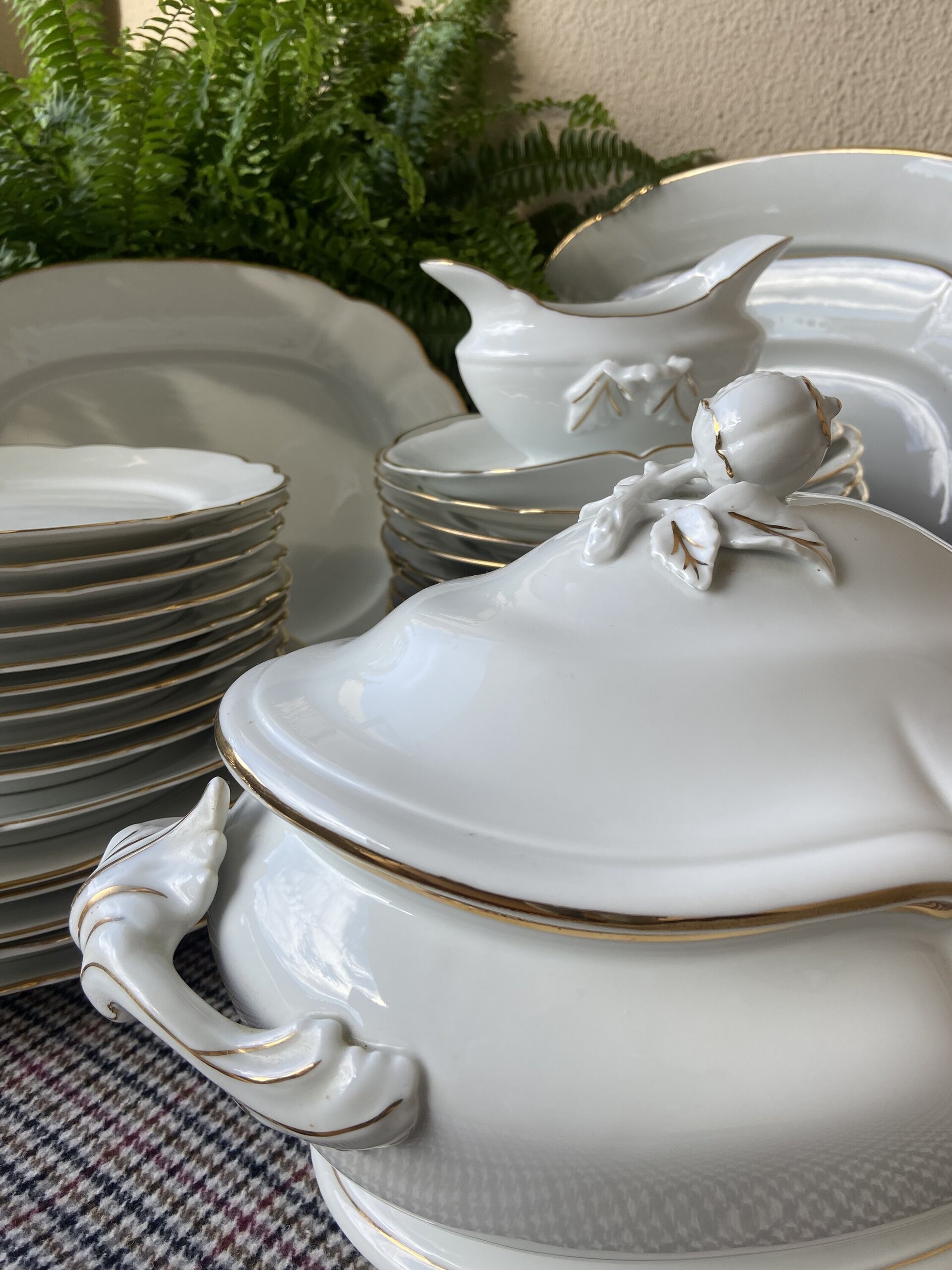 Vajilla en porcelana blanca con filo dorado "Bidasoa". - 5