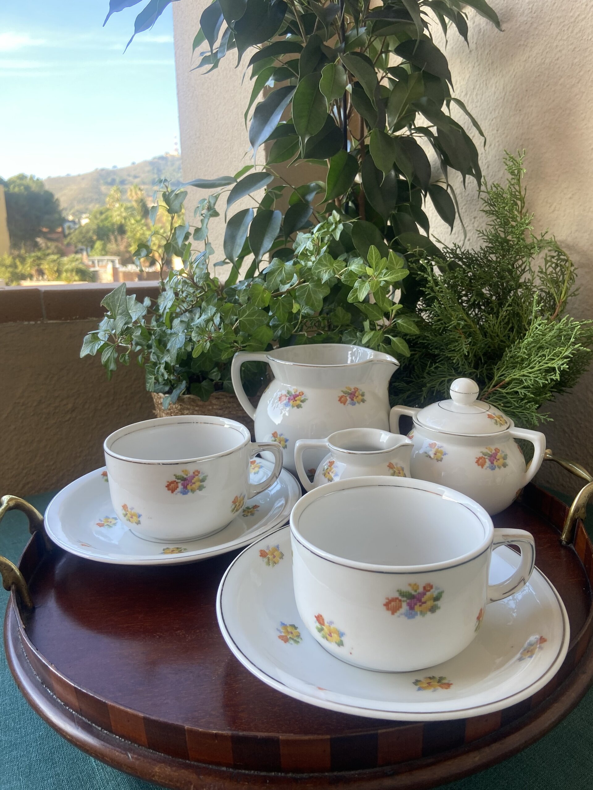 Pareja tazas desayuño, azucarero y jarras en porcelana alemana "Jager". - 4