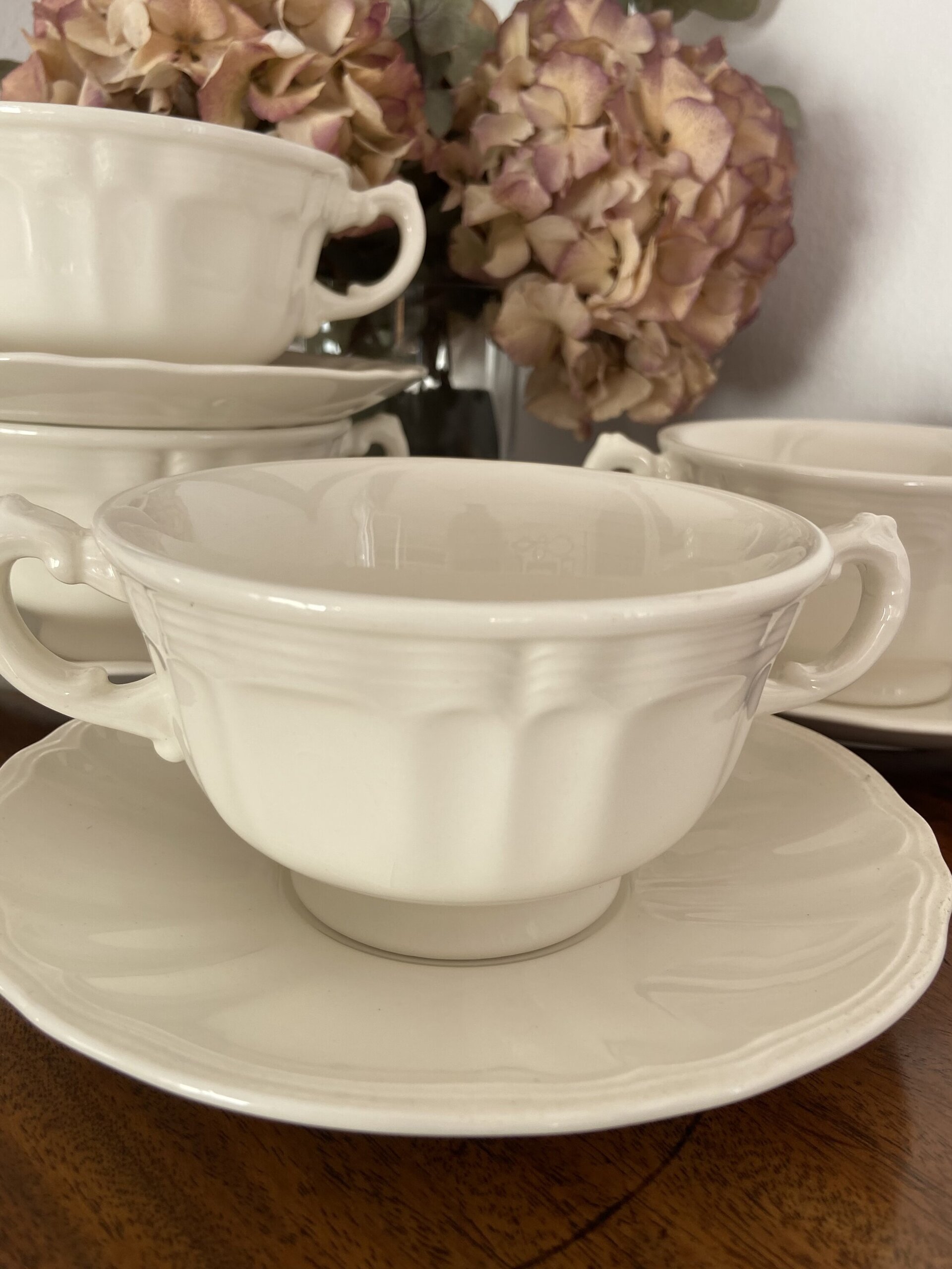 4 tazas de consomé en loza blanca. - 3