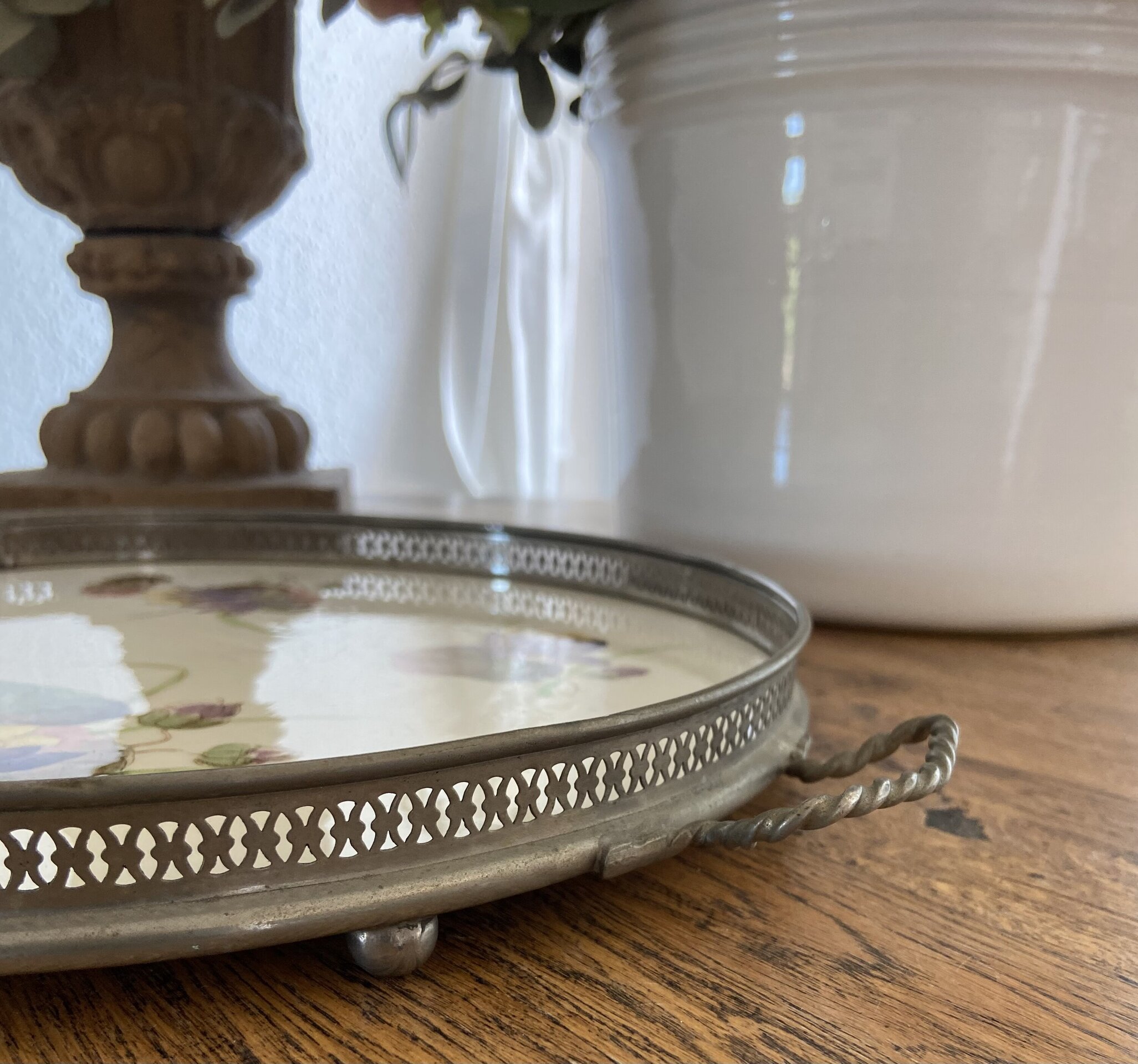 Bandeja en cerámica Mayolica redonda con barandilla y asas de metal. - 4