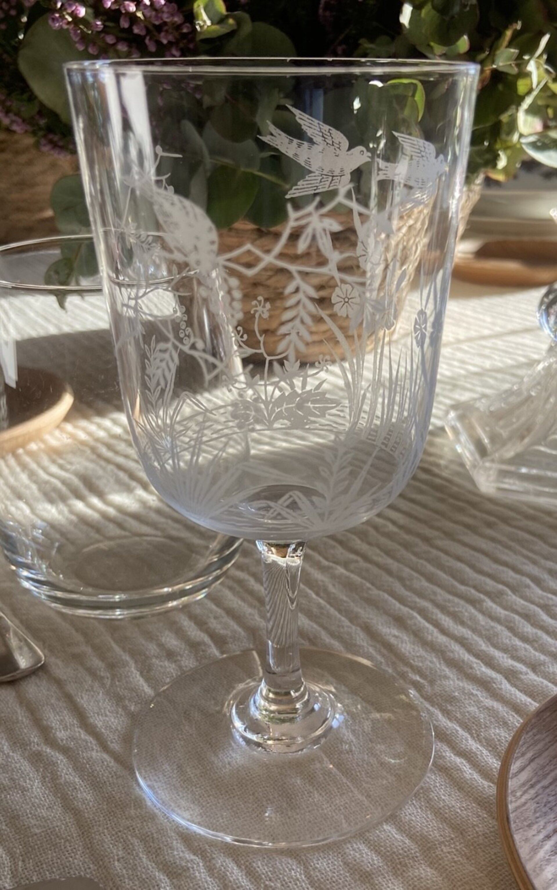 11 copas de cristal con serigrafia de pájaros y mariposas. - 1