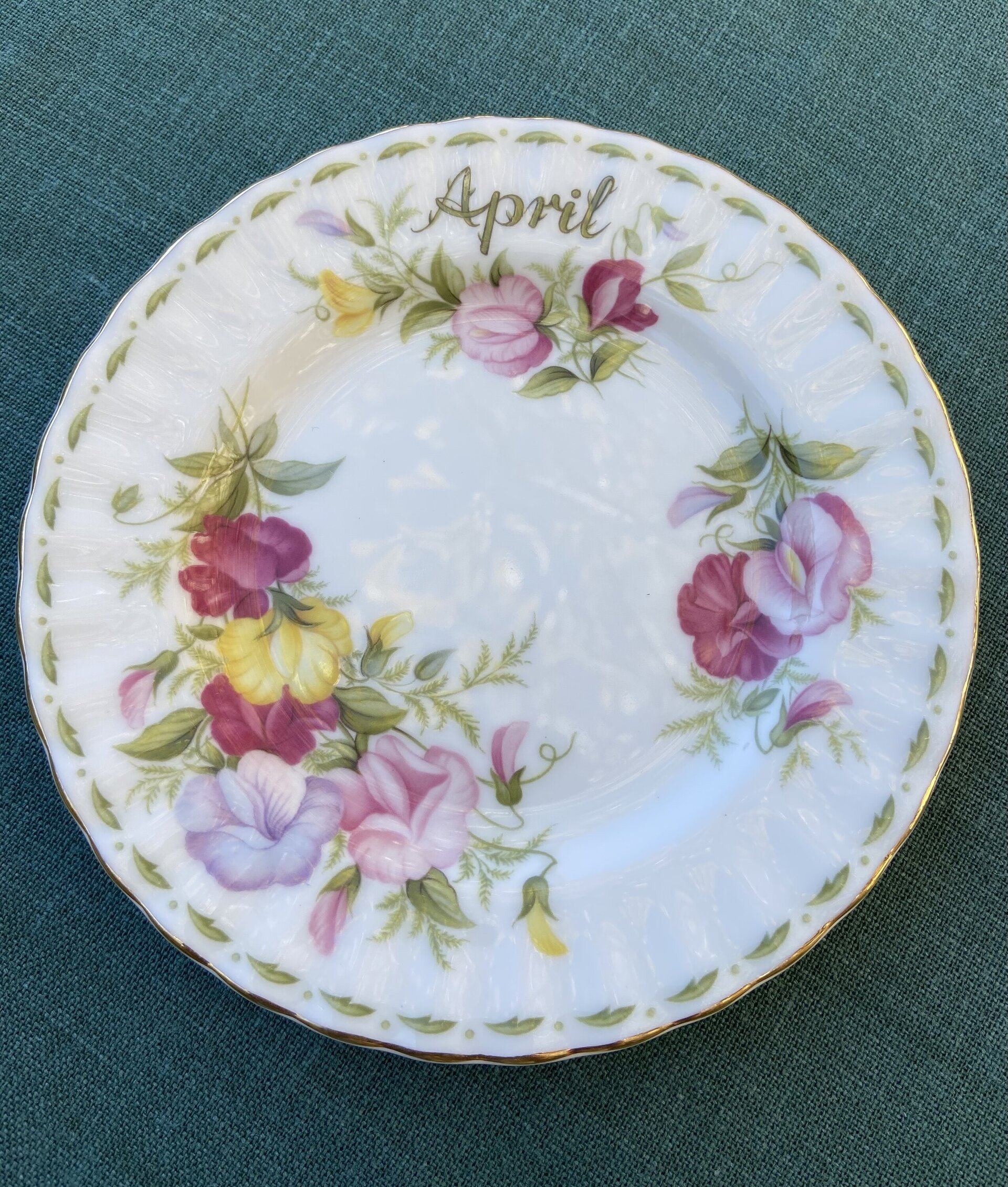 Fuente redonda y 12 platos de merienda en porcelana Bone China "Royal Albert" - 9