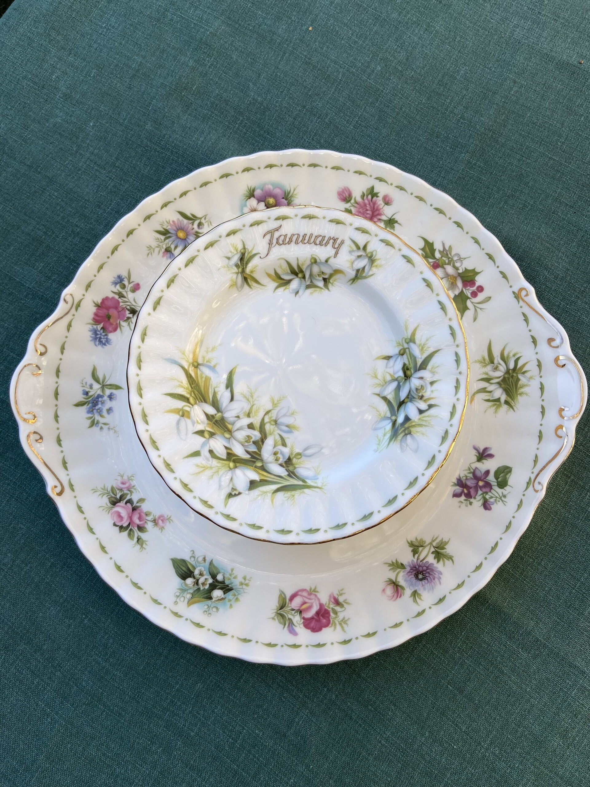 Fuente redonda y 12 platos de merienda en porcelana Bone China "Royal Albert" - 4