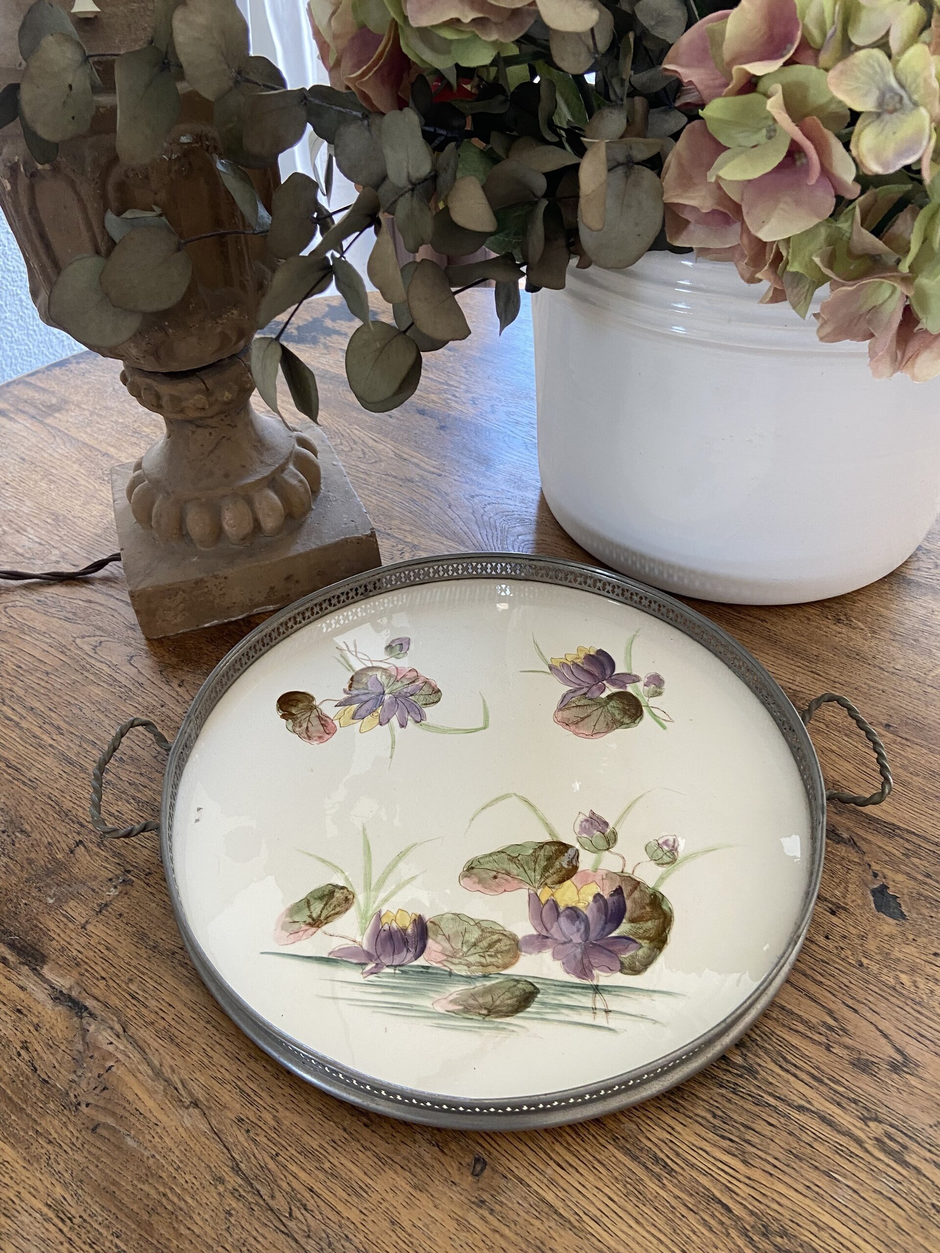 Bandeja en cerámica Mayolica redonda con barandilla y asas de metal. - 2