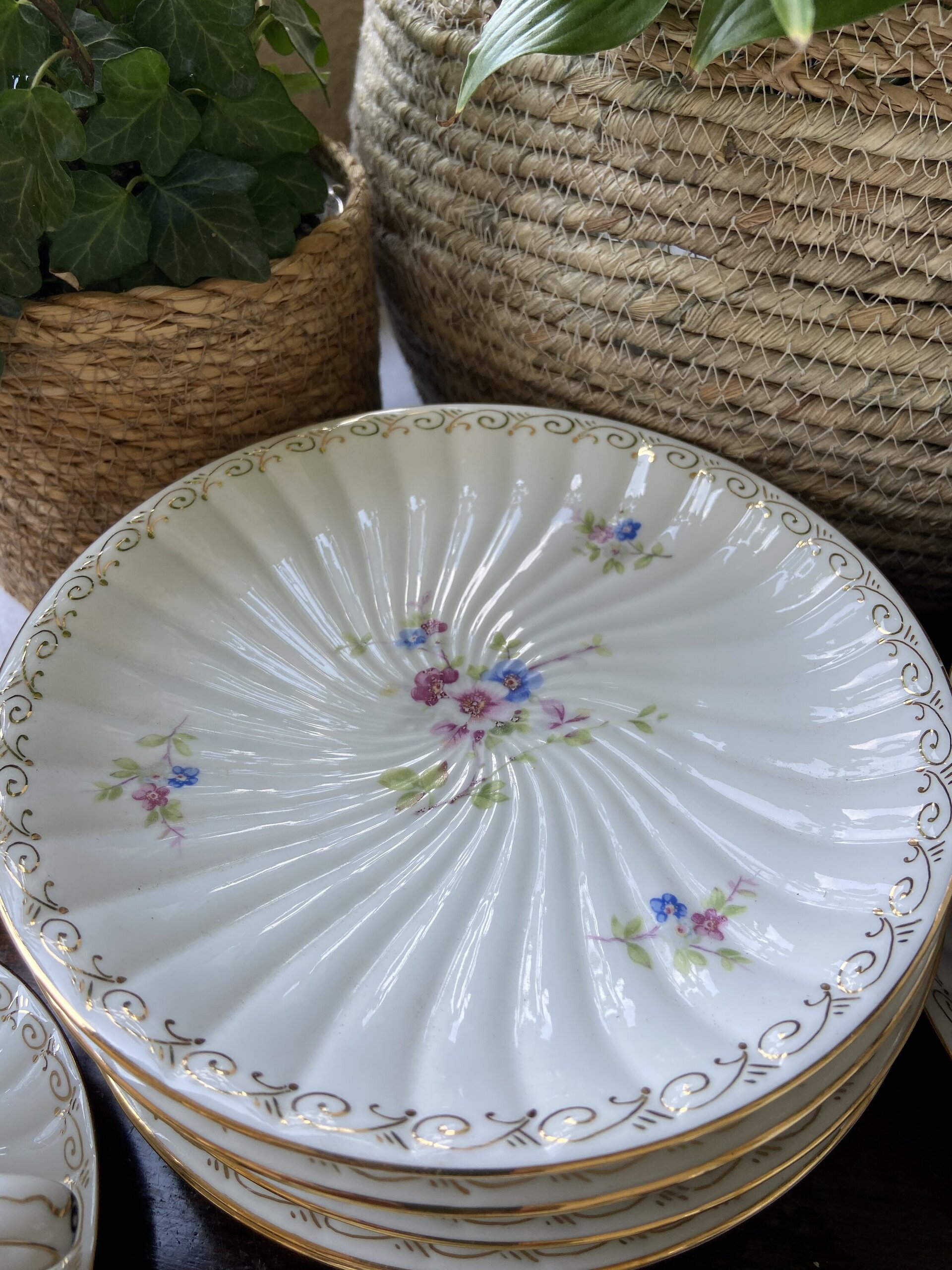 6 tazas de té, azucarero, lechera y 6 platos merienda. - 6