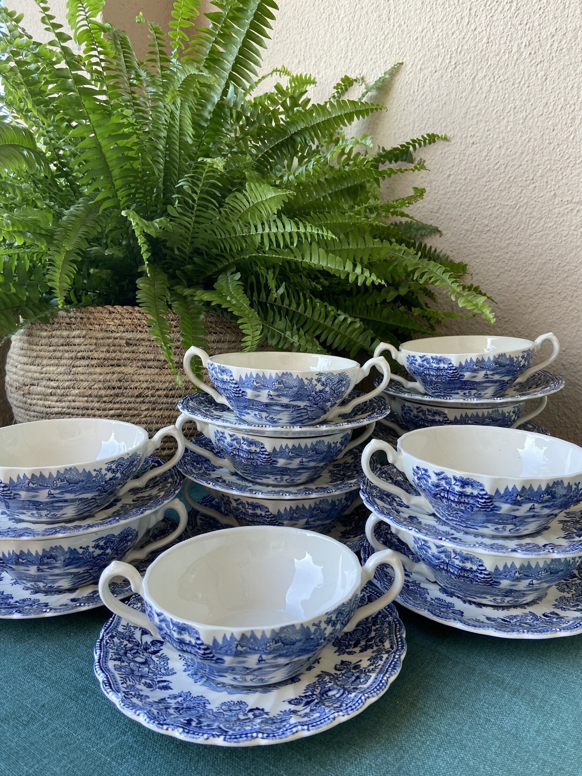 11 tazas de consomé en loza inglesa "Myott" (mod. Tonquin). - 1