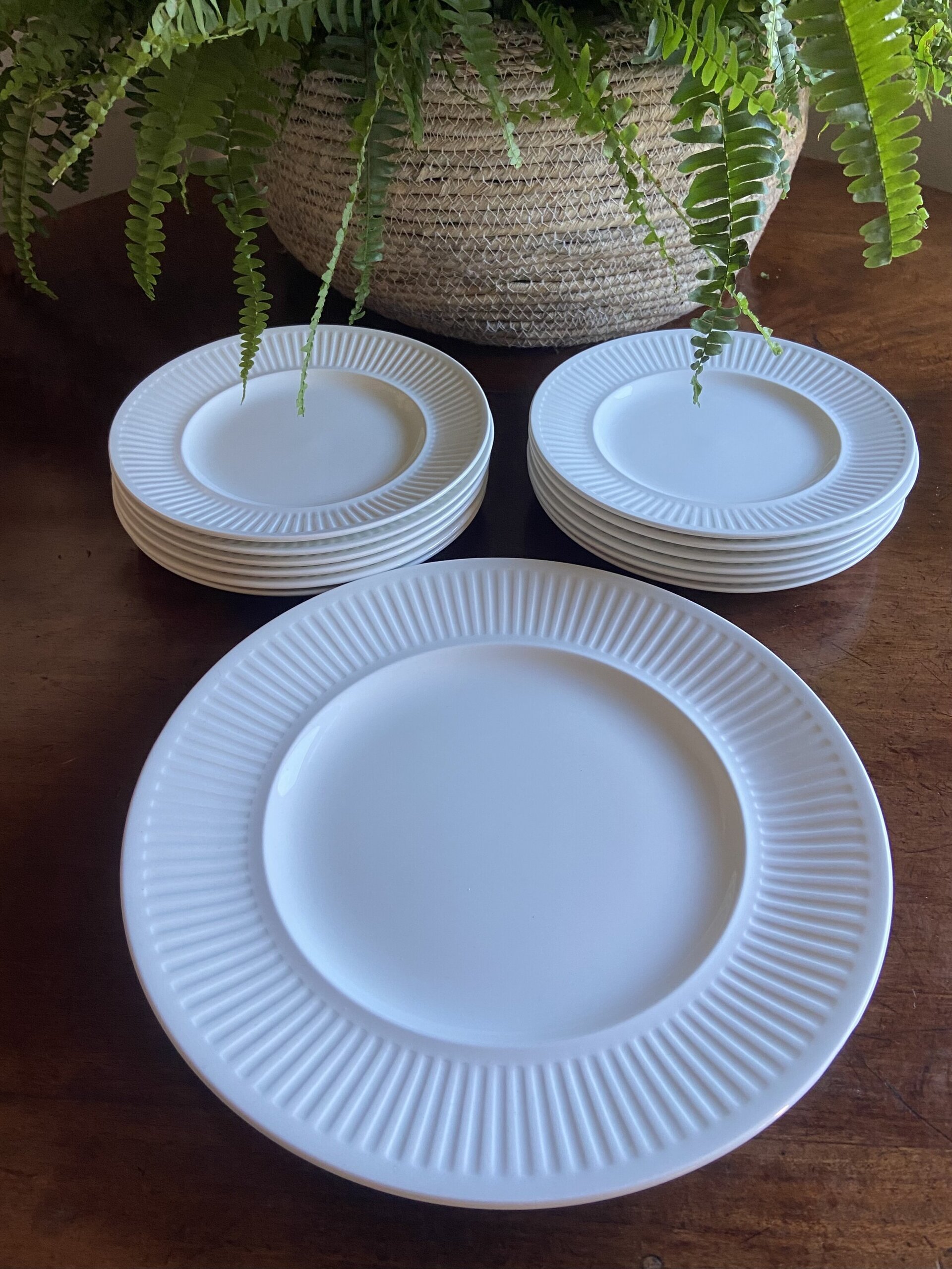 Fuente redonda y 12 platos en loza inglesa "Johnson Bros". - 2