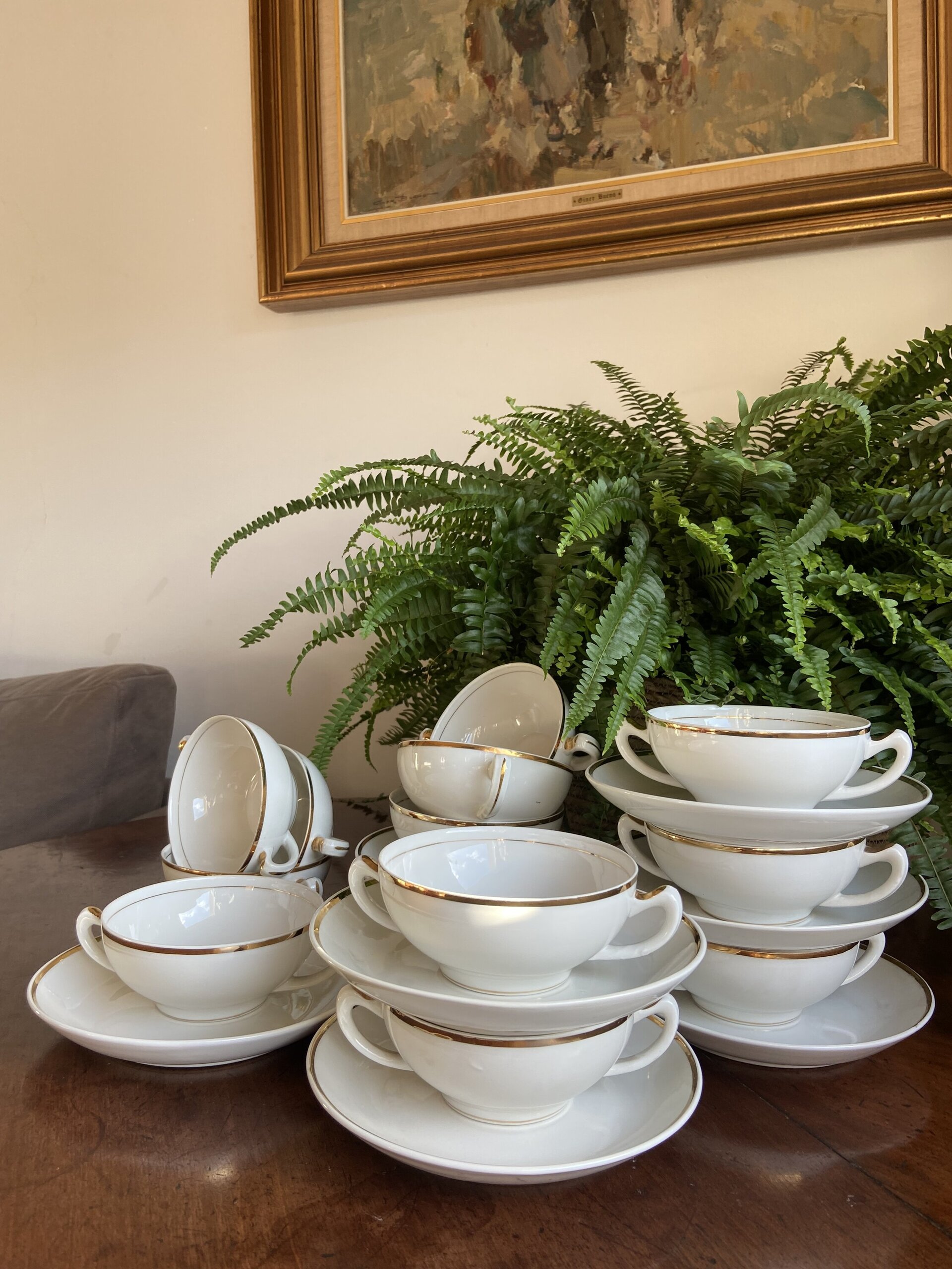 12 tazas de consomé en porcelana blanca con filo dorado - 3