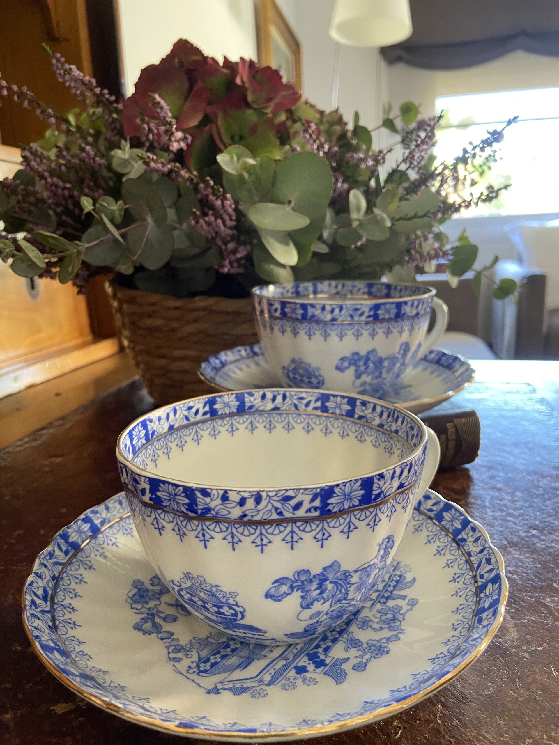 Pareja de tazas de desayuno en porcelana alemana. - 6