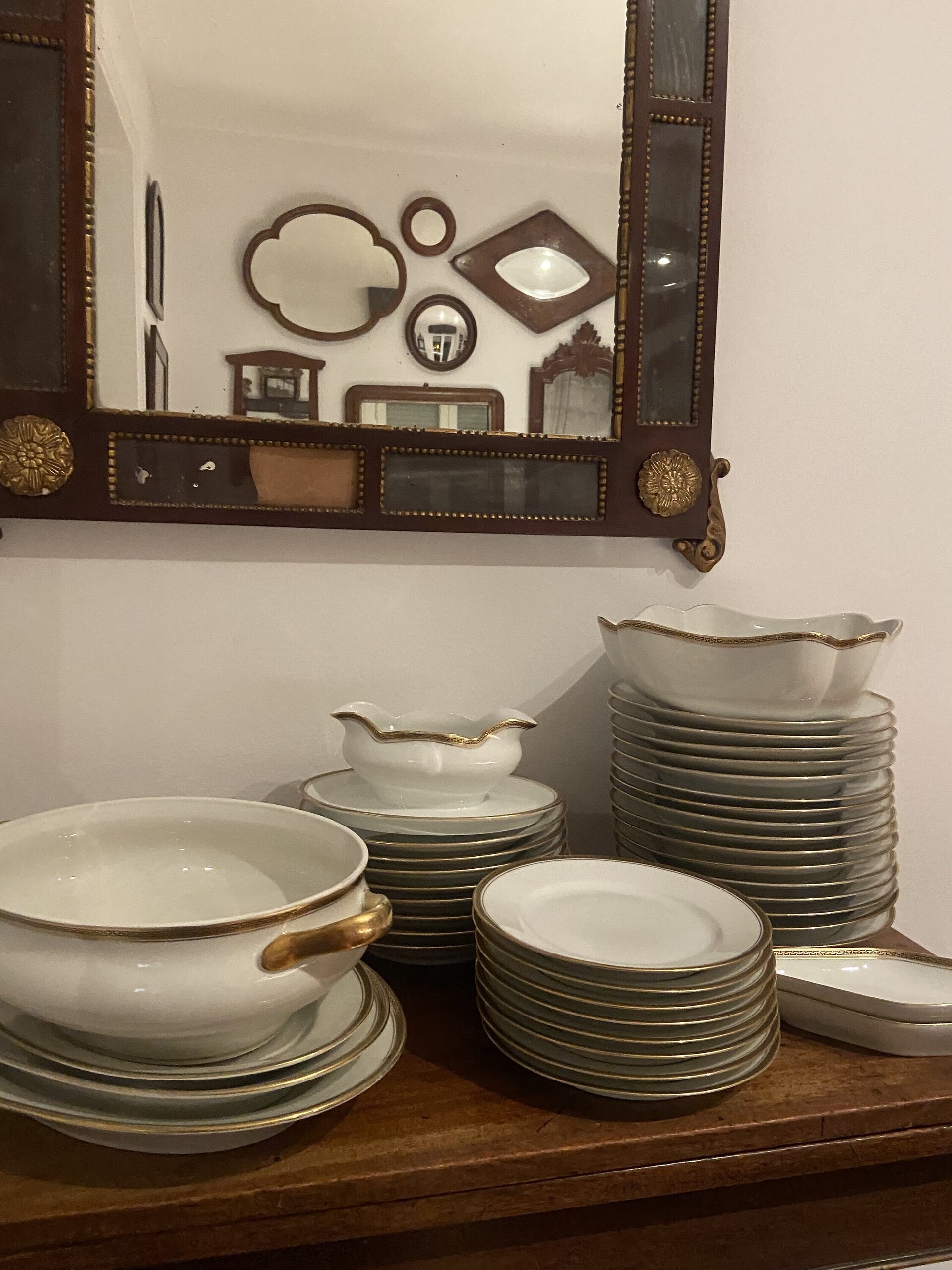 Vajilla en porcelana blanca con filo dorado "Bidasoa". - 4