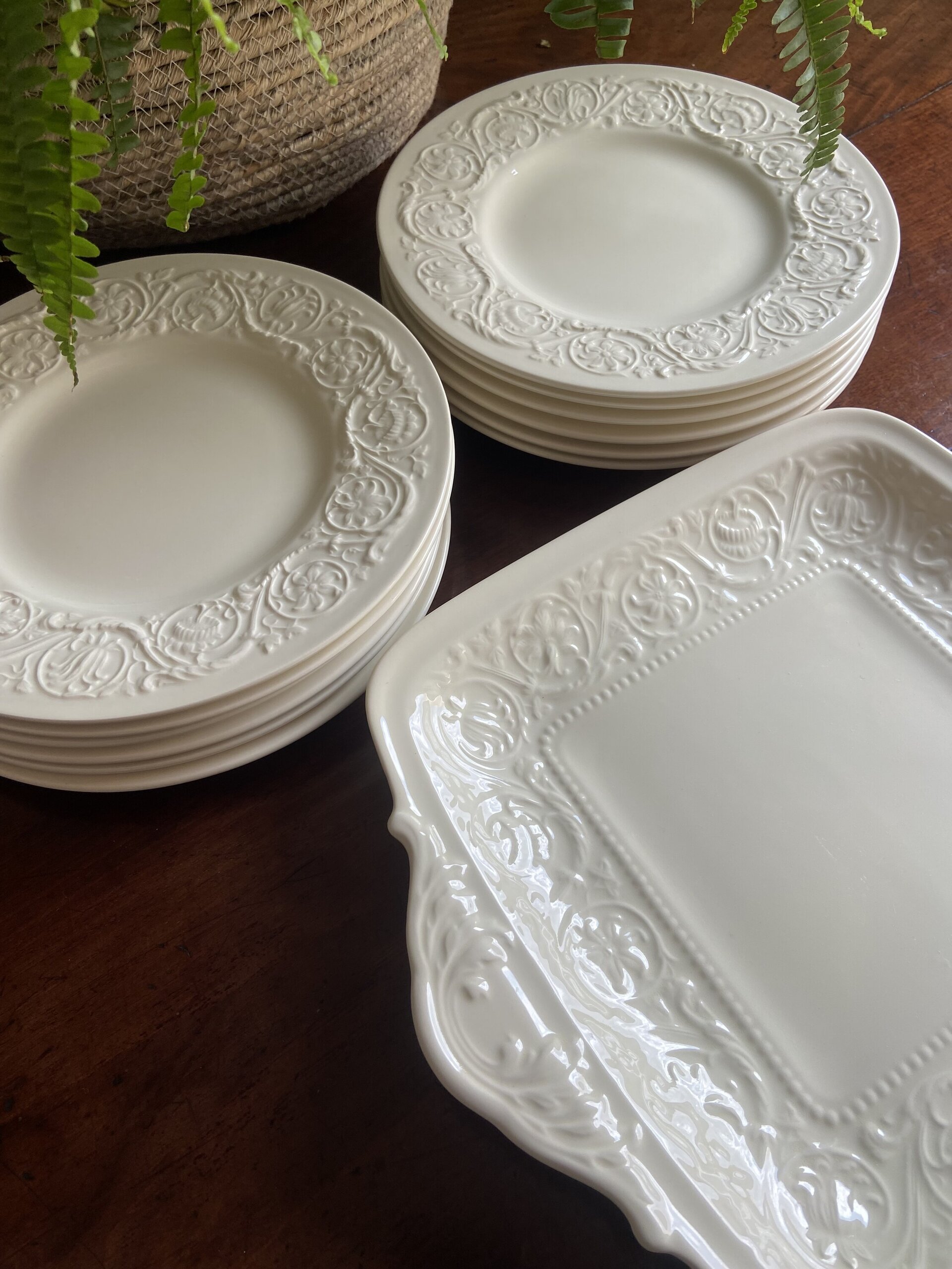 Fuente y 12 platos merienda en porcelana "Wedgwood" (mod. Barlaston). - 1