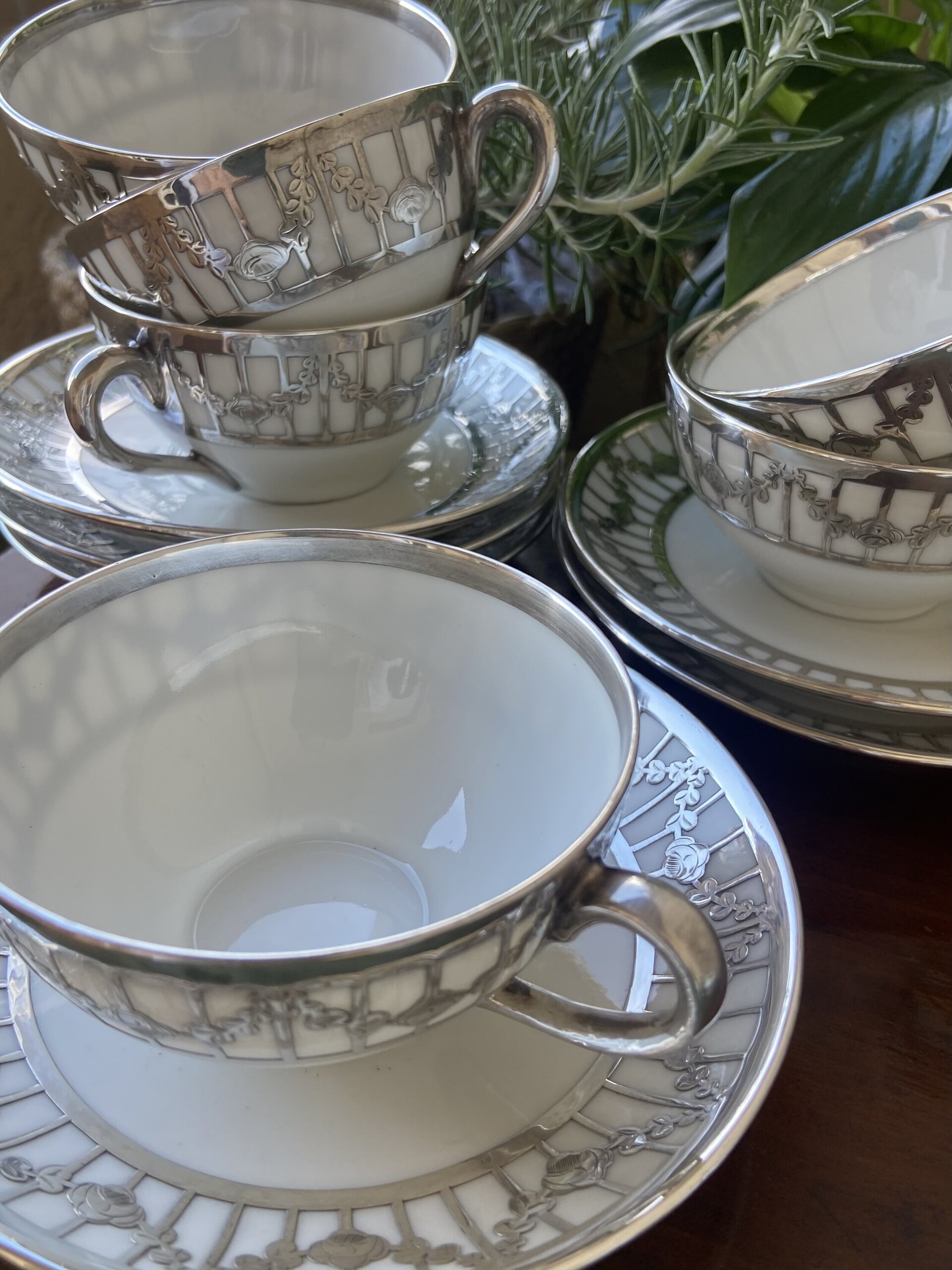 6 tazas de café en porcelana decoradas con plata. - 5