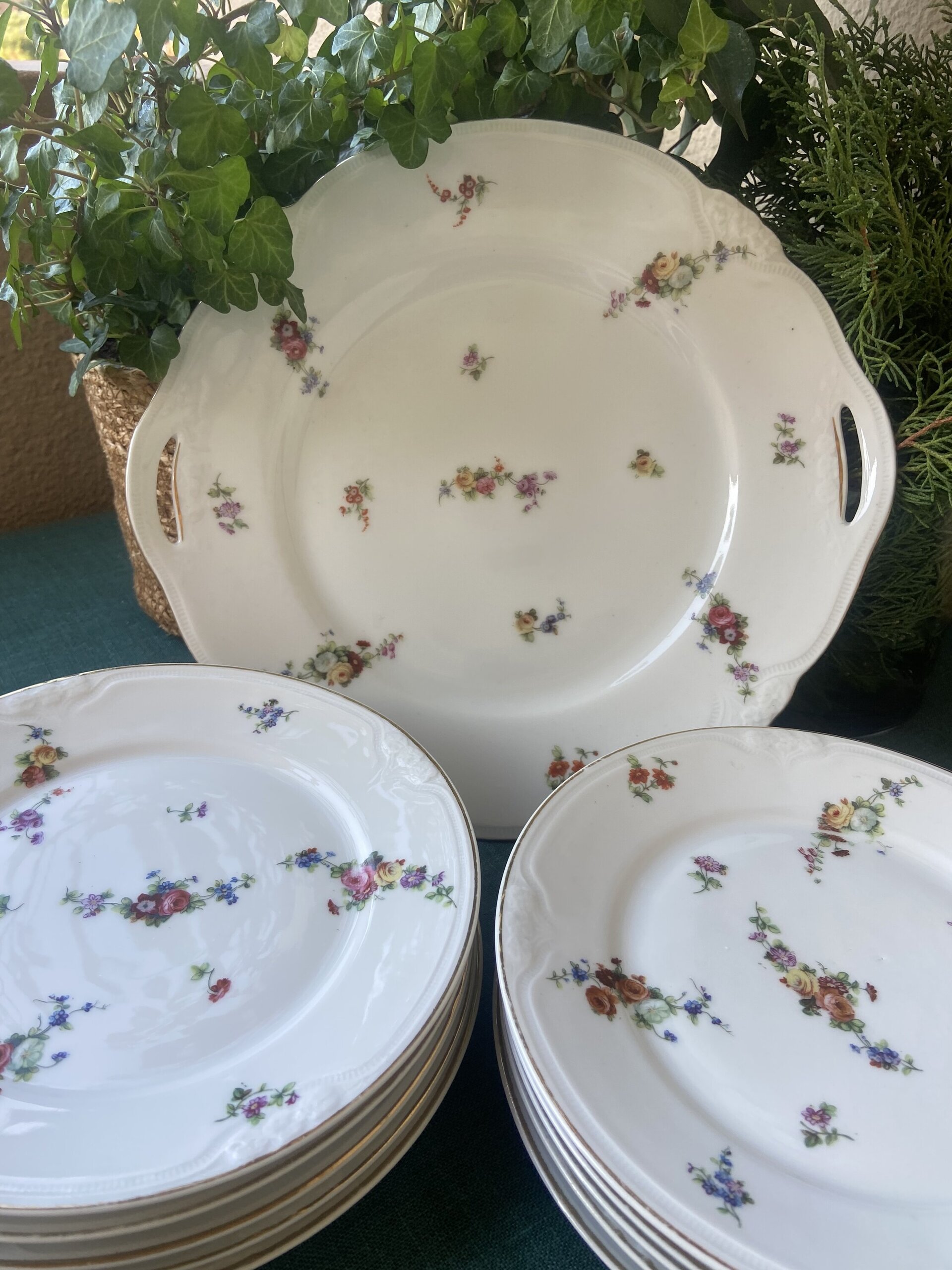 Fuente y 10 platos de merienda en porcelana suiza "Langenthal". - 1