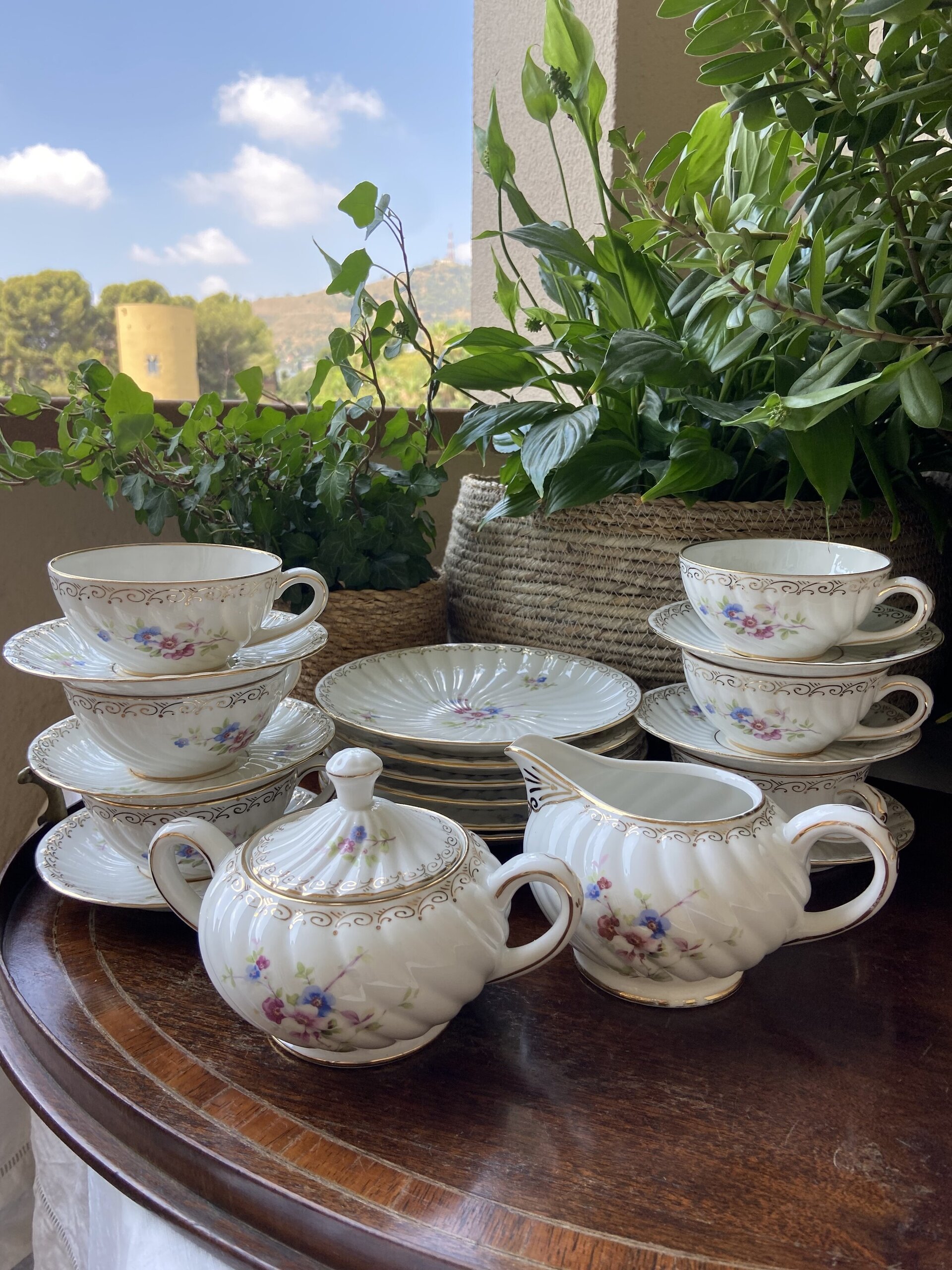 6 tazas de té, azucarero, lechera y 6 platos merienda. - 1