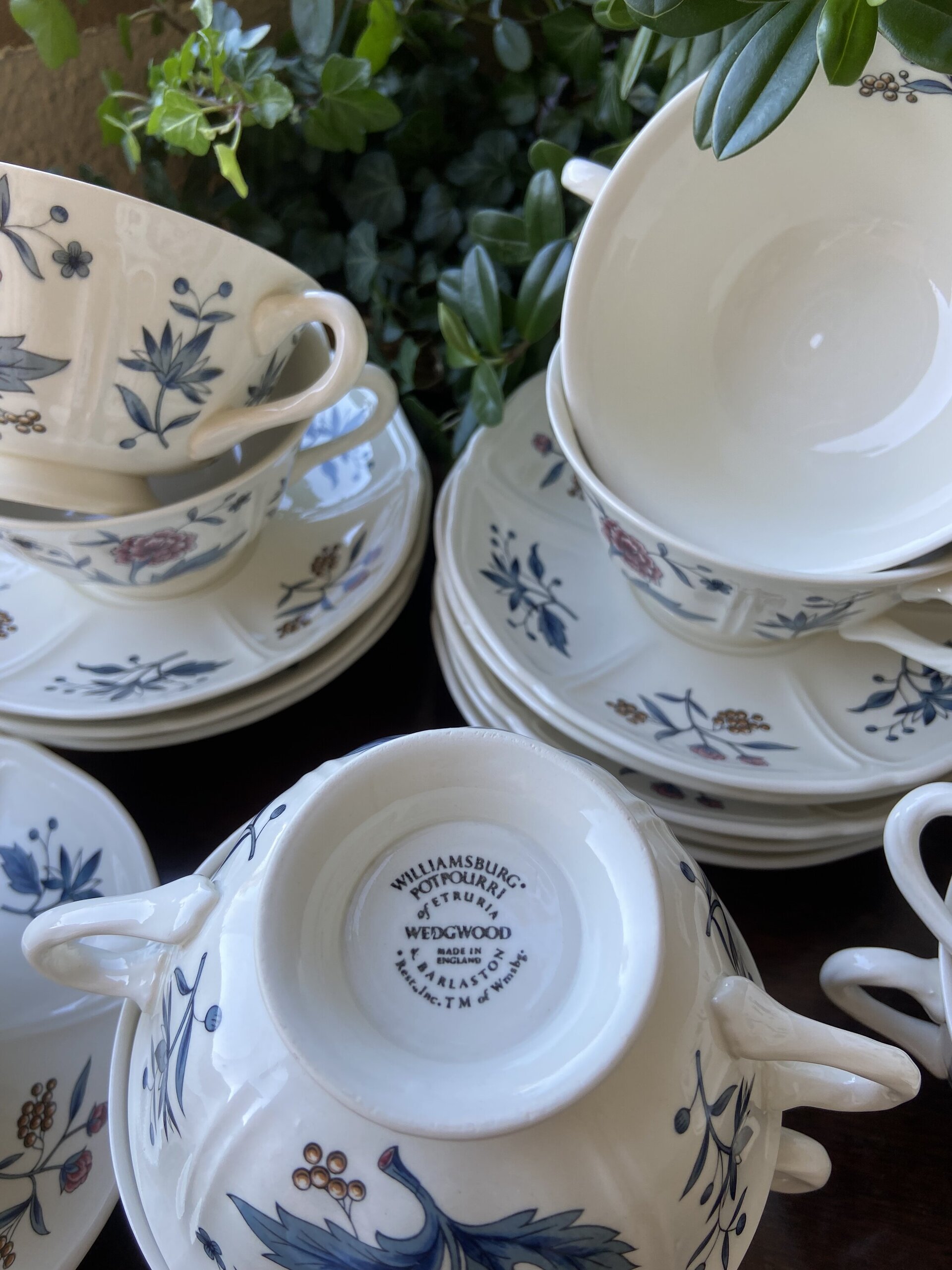 9 tazas de consomé en loza inglesa "Wedwood". - 7