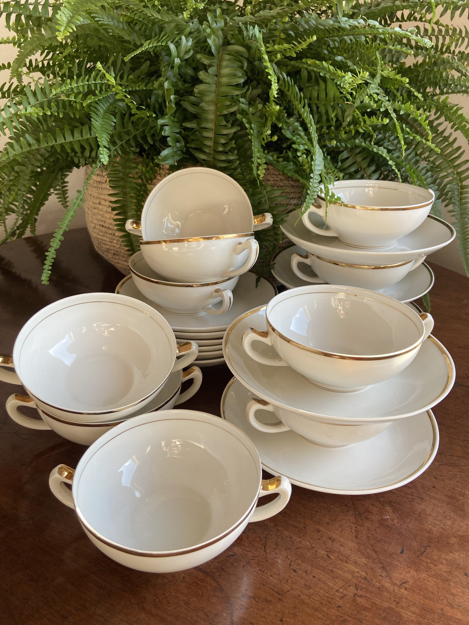 12 tazas de consomé en porcelana blanca con filo dorado - 2