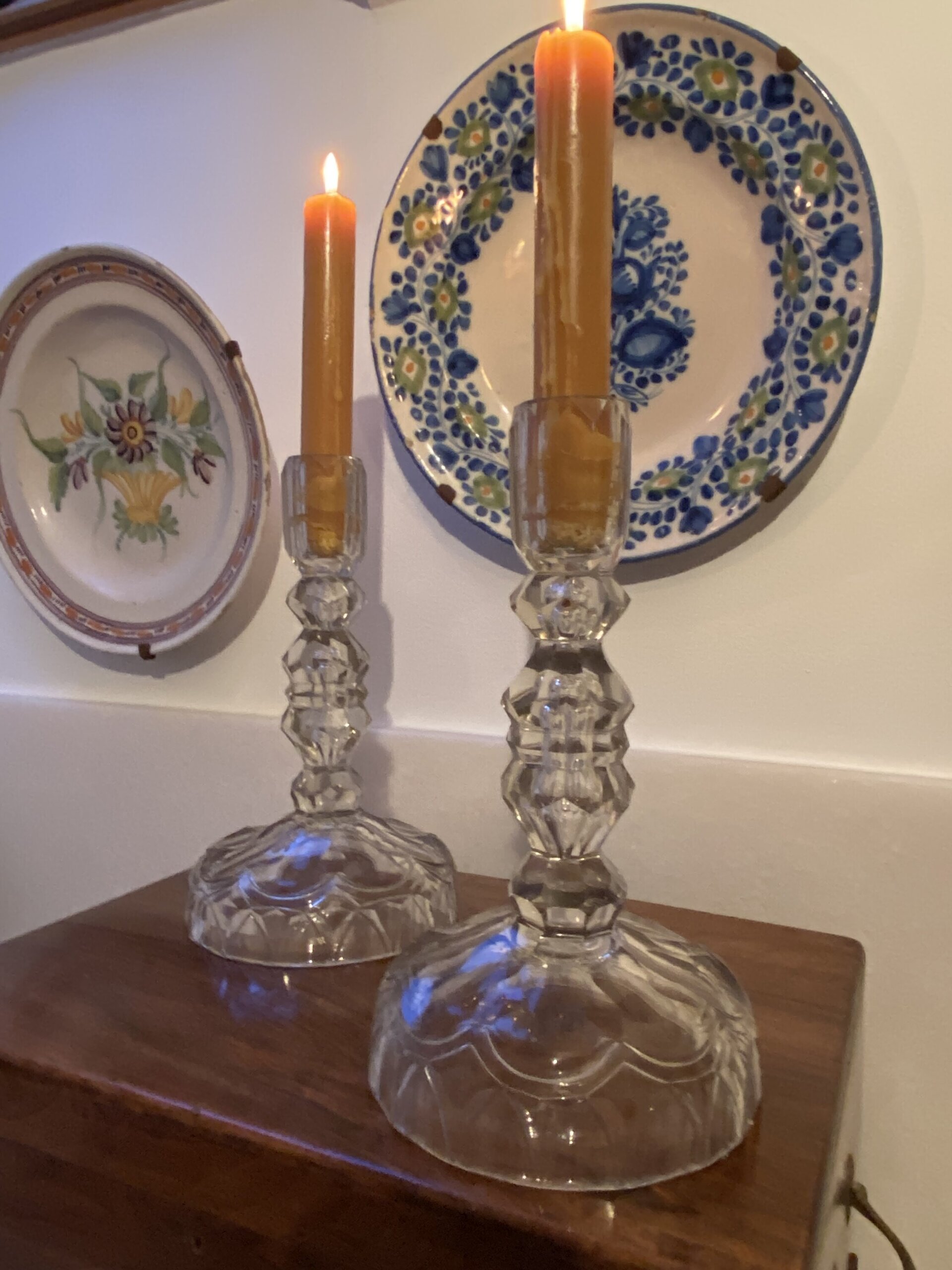 Gran pareja de candelabros en vidrio tallado. - 2