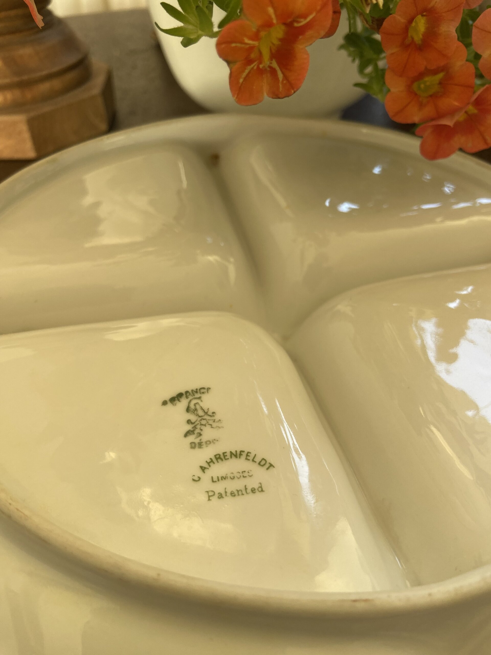 Fuente redonda con divisiones en porcelana de "C.Ahrendeldt" Limoges. - 4