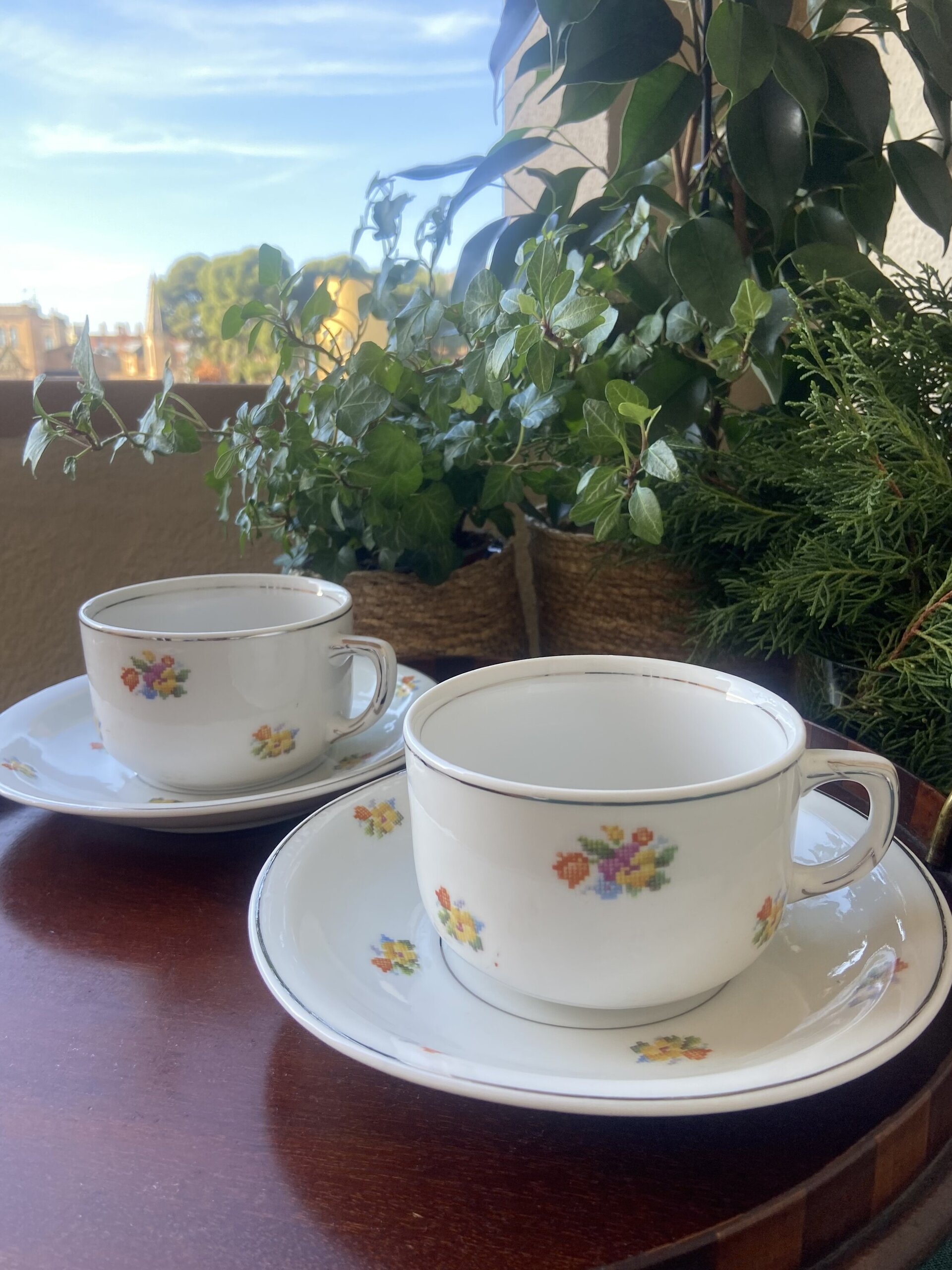 Pareja tazas desayuño, azucarero y jarras en porcelana alemana "Jager". - 2