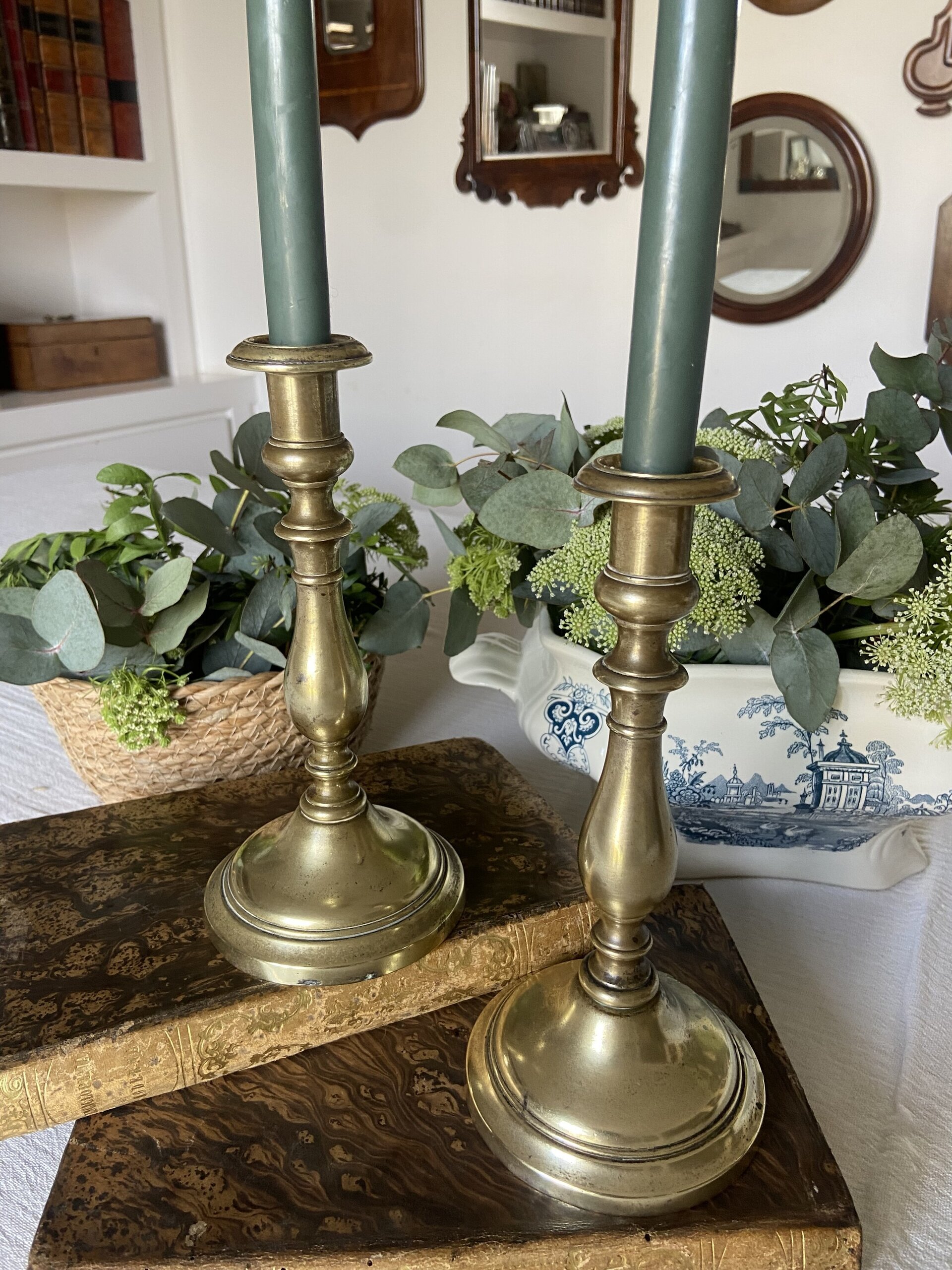 Pareja de candelabros de latón. - 3