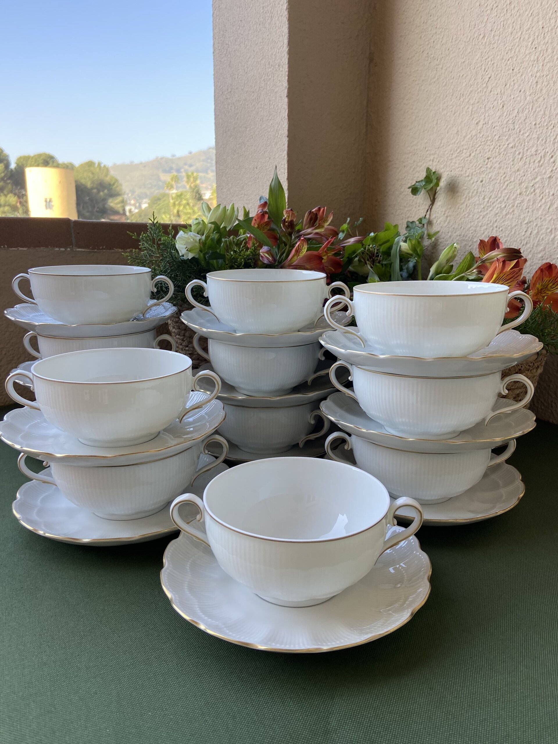 12 tazas de consomé en porcelana alemana "Kaiser". - 2